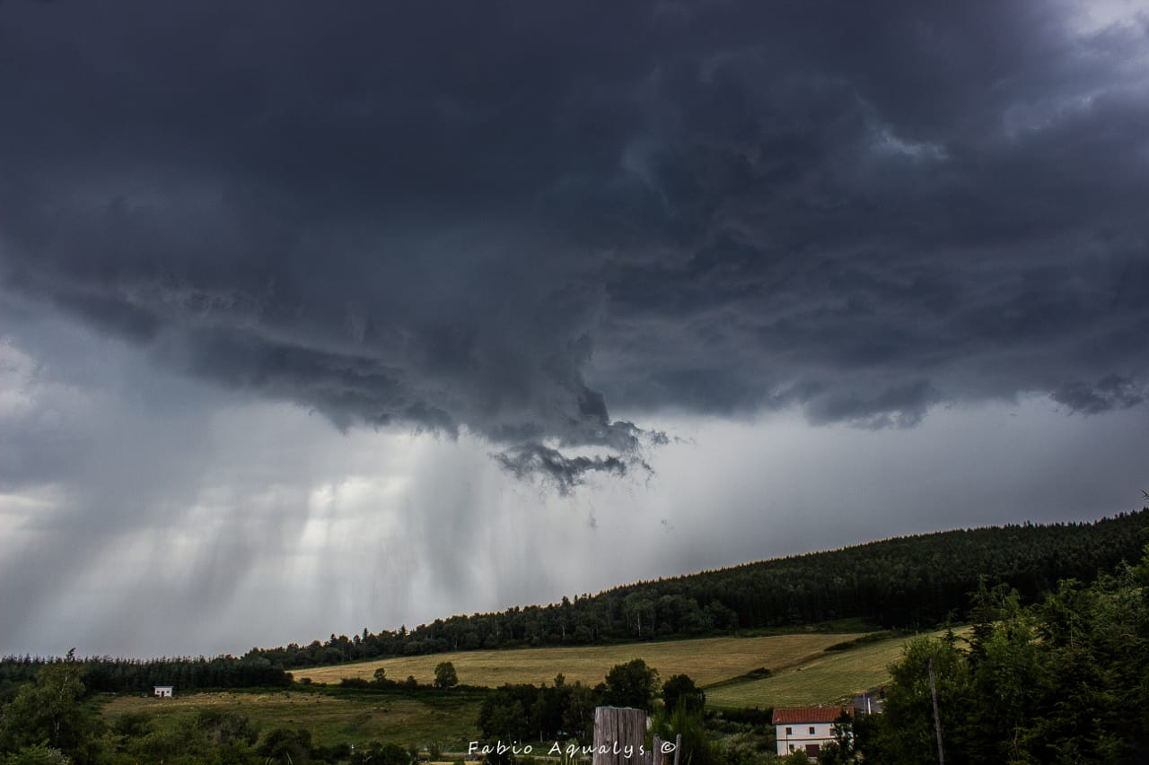 Naissance d'orage sur le Pilat, qui filera vers Lyon. - 20/07/2018 16:00 - Fabio Aqualys