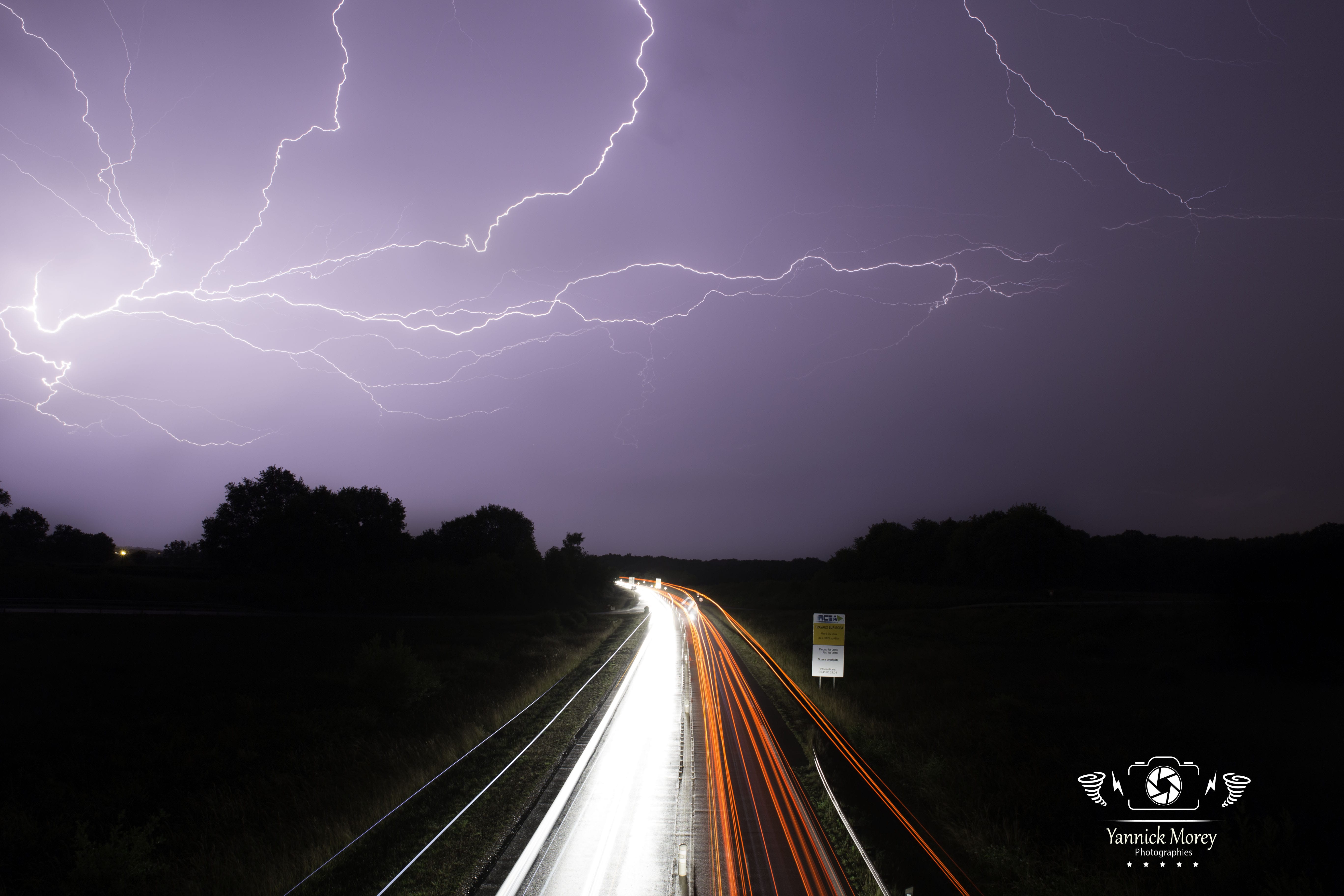 Spider (éclair rampant) au dessus de la RCEA sur un gros système convectif mourant  en arrivant sur l'Ouest du département de la Saône et Loire - Près de Montceau-les-Mines - 14/06/2017 01:51 - Yannick MOREY