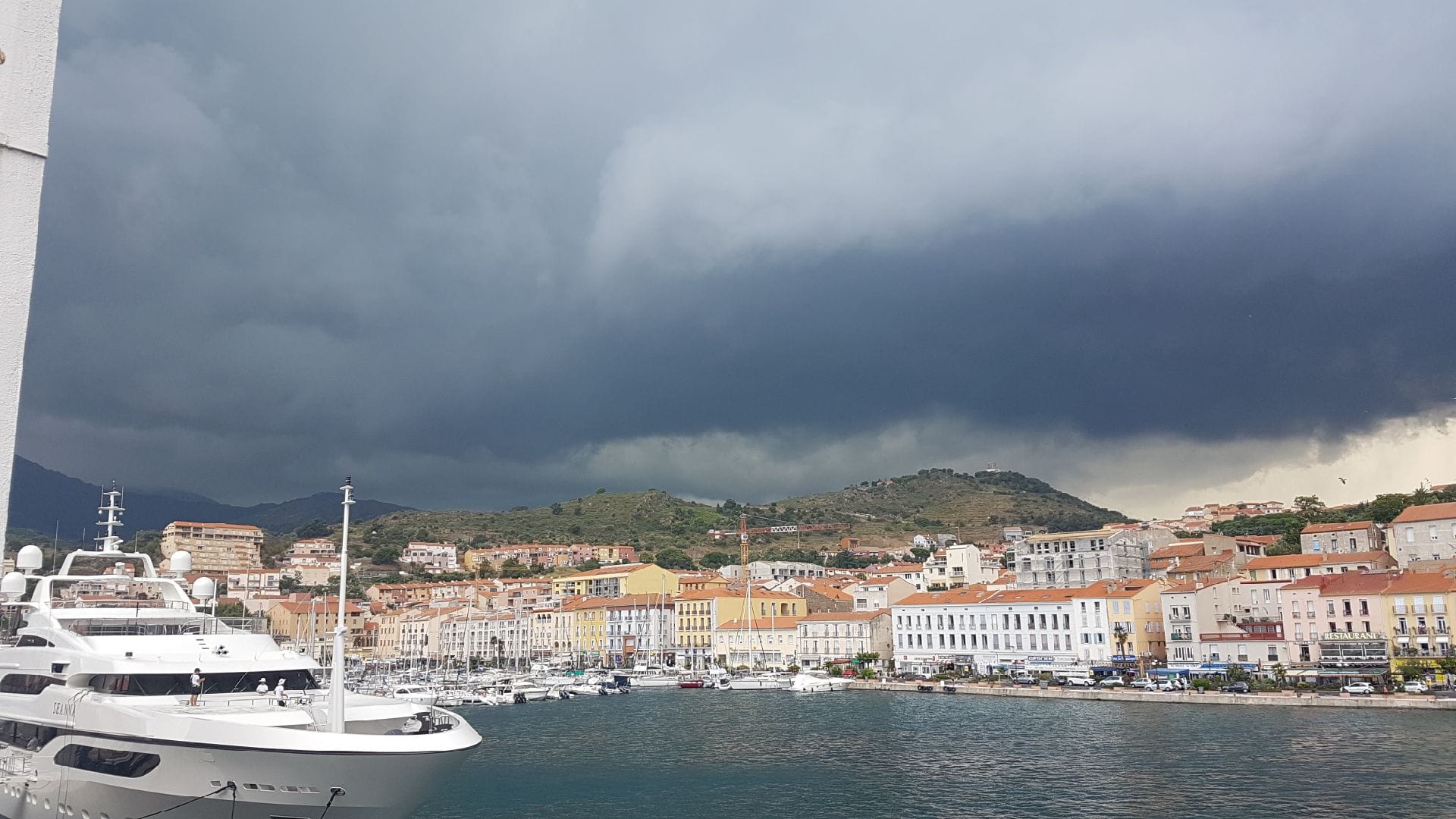 Photo de Port Vendres (66) de l'orage supercellulaire qui s'est abattu sur les PO. - 10/07/2017 16:00 - Mickael HERNANDEZ