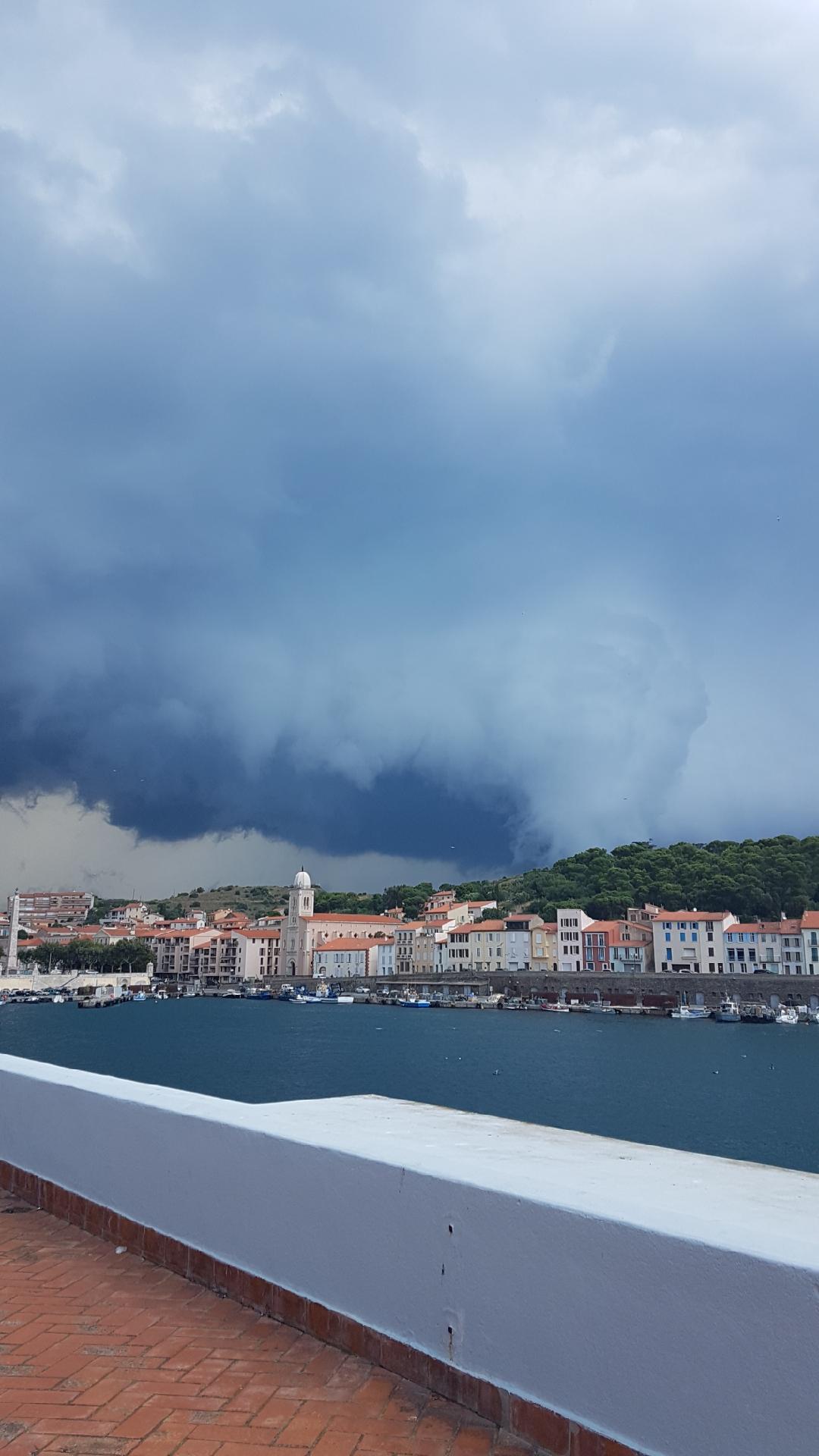 Photo de Port VENDRES (66) de l'orage supercellulaire qui s'est abattu sur les PO. - 10/07/2017 16:00 - Mickael HERNANDEZ