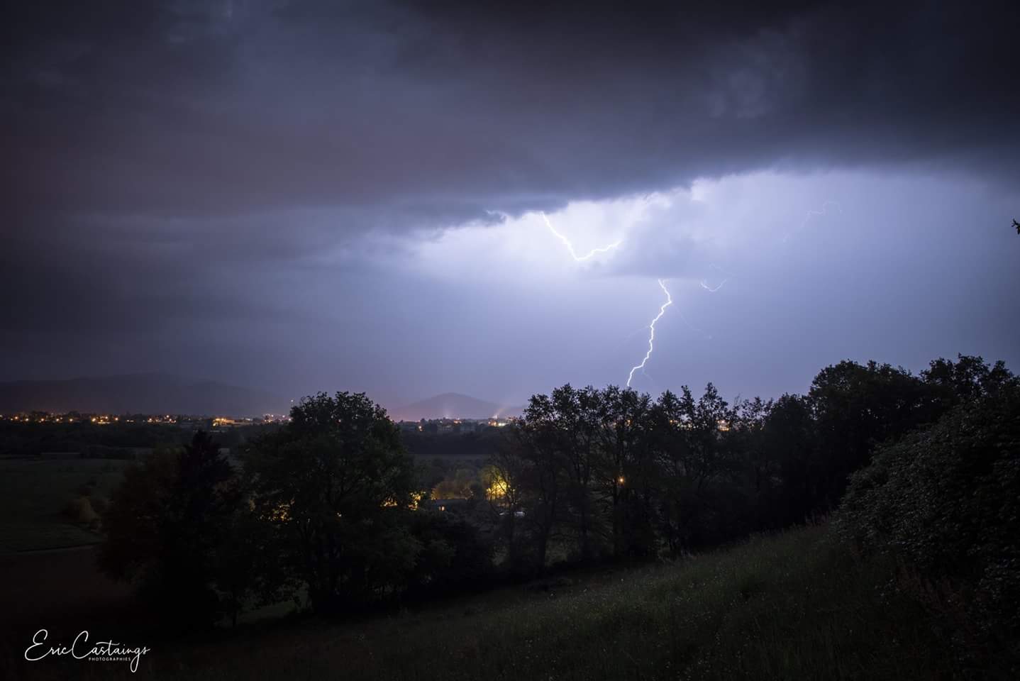 Impact de foudre capturé hier soir sous un orage entre Montréjeau et St-Gaudens (Haute-Garonne) - 07/05/2018 23:00 - Eric CASTAINGS