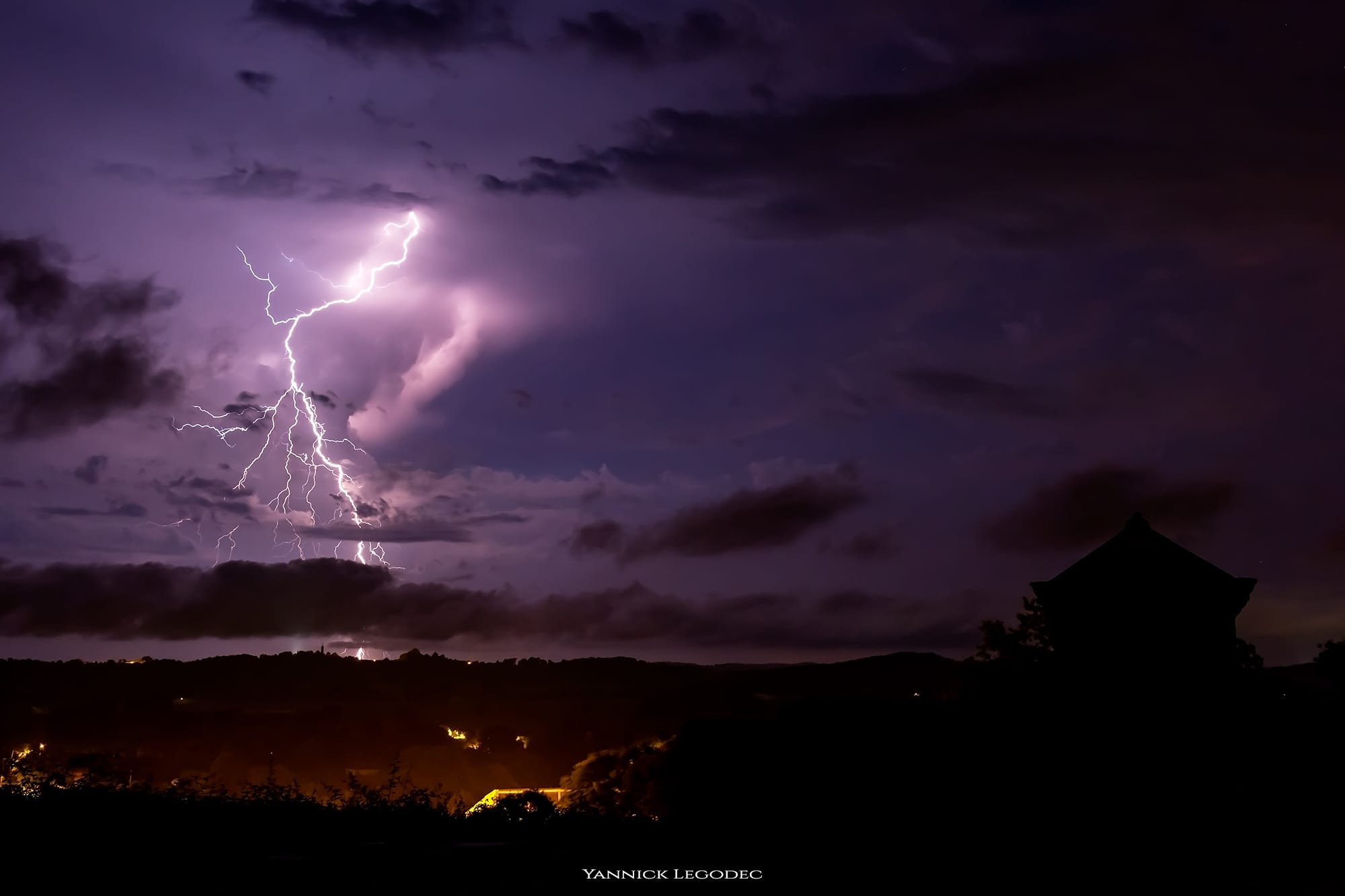 Lightning rain
By @chroniques d'un chasseur d'images 
Canon 5D mark III obj canon 24-105L
www.yannicklegodec.com - 01/07/2018 23:00 - Yannick Legodec