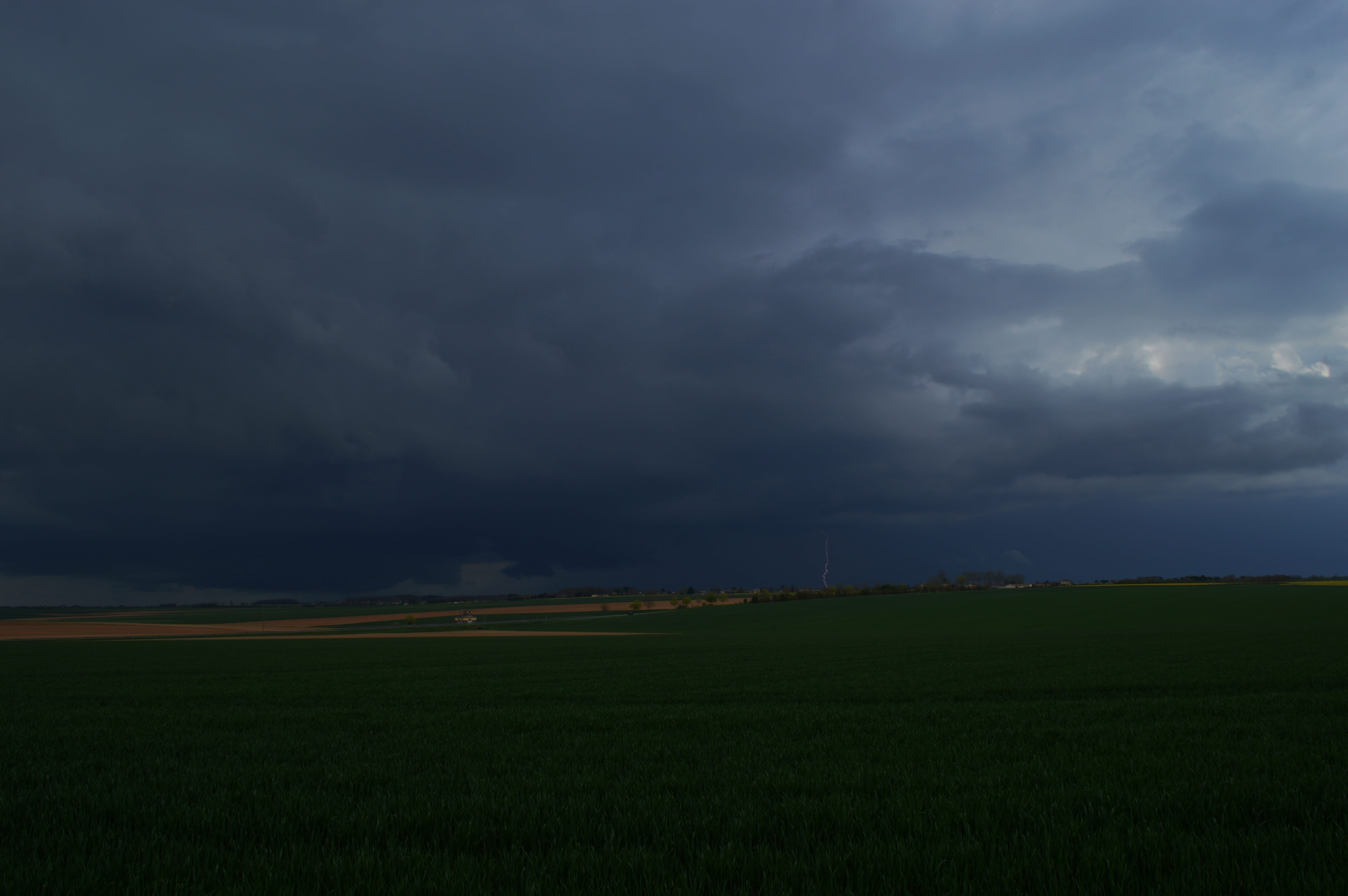 Cellule orageuse, prise dans la région de la Vienne au abord de Neuville de Poitou dans un contexte de formation d'orage stationnaire et pluvieux. - 12/04/2018 17:25 - Luigui Memain
