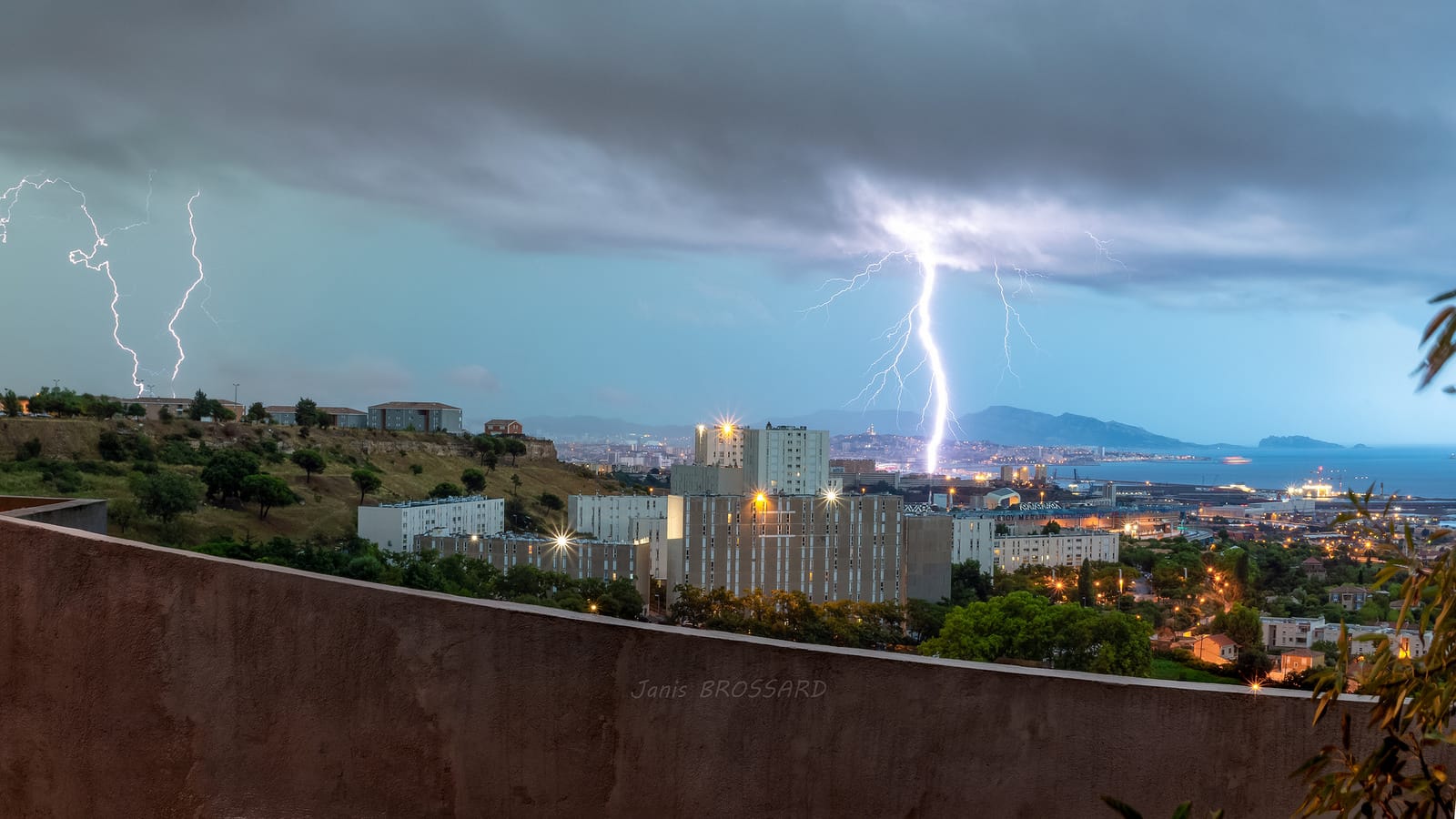 13 août 2018 ,2ieme vague orageuse du mois , photo prise depuis la banlieue de Marseille montrant ainsi la Bonne mère et la Canebière sous un autre angle avec un impact extra-nuageux ! .. j'ai comme l'impression de vivre un automne indien dans le sud est - 13/08/2018 07:16 - janis Brossard
