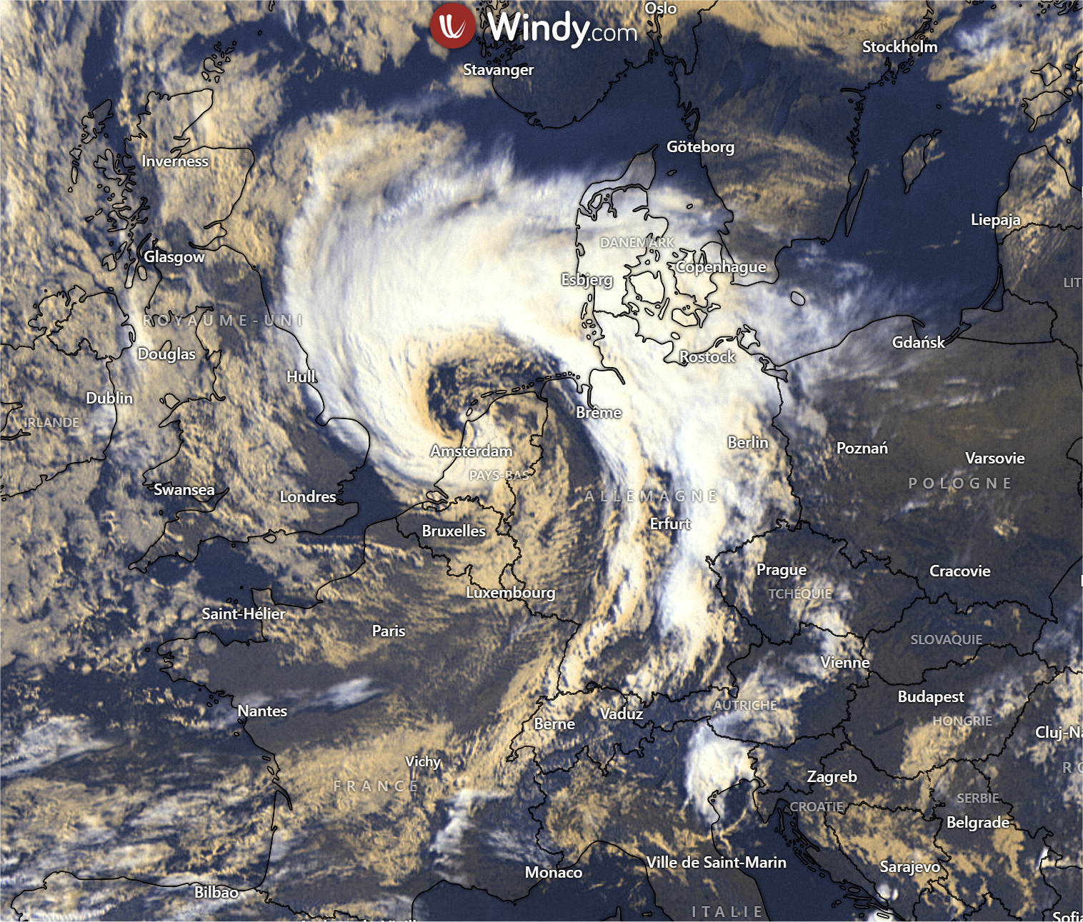 <p>La tempête Poly va provoquer de violentes rafales à son passage sur les Pays-Bas et le nord de l'Allemagne en alerte rouge. Des orages seront associés à son passage. En France, quelques fortes rafales relevées la nuit dernière au passage du front froid (100 à 120 km/h loc).</p>