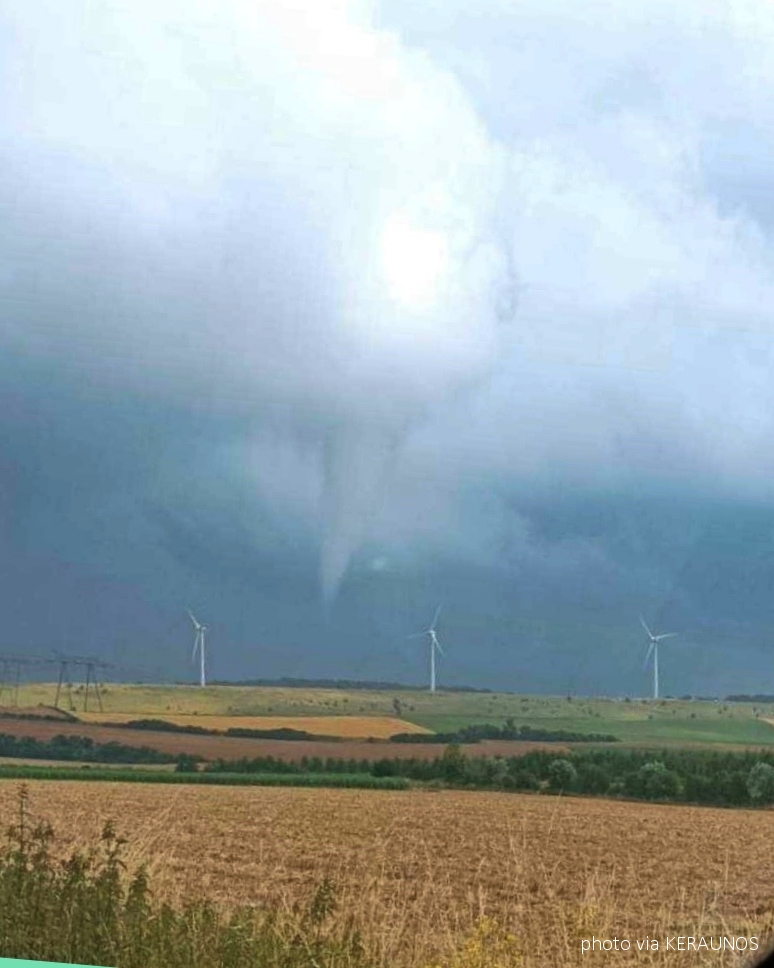<p>Un long tuba (possible tornade) a été observé ce midi sur le nord du Pas-de-Calais, en périphérie immédiate d'une cellule convective active mais non orageuse. Des investigations sont en cours pour déterminer si un contact au sol a pu se produire.</p>