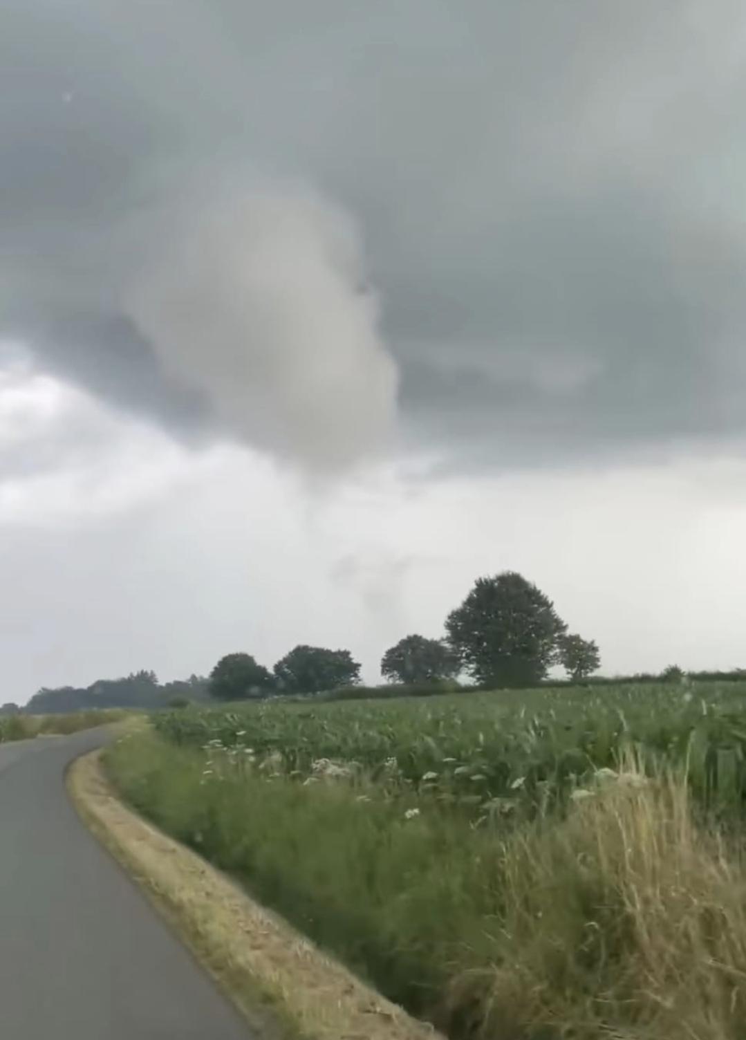 <p>Une tornade s'est vraisemblablement formée dans le Nord ce vendredi vers 13h15, dans les environs de Solrinnes, sous un orage actif. Une enquête est ouverte pour confirmer la nature du phénomène et ses caractéristiques. Photo Stéphane H. via Météo Nord - Pas de Calais.</p>