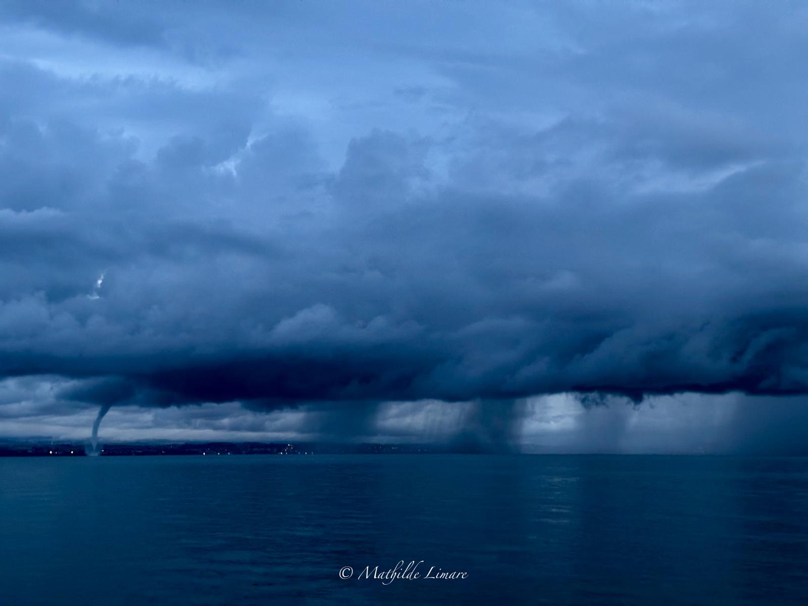 <p>Une trombe s'est développée sur le lac Léman ce dimanche matin, vers 06h15, en face d'Evian-les-Bains (Haute-Savoie). Un spectacle original, même si ce lac est périodiquement sujet aux trombes lacustres. Photo Mathilde Limare.</p>