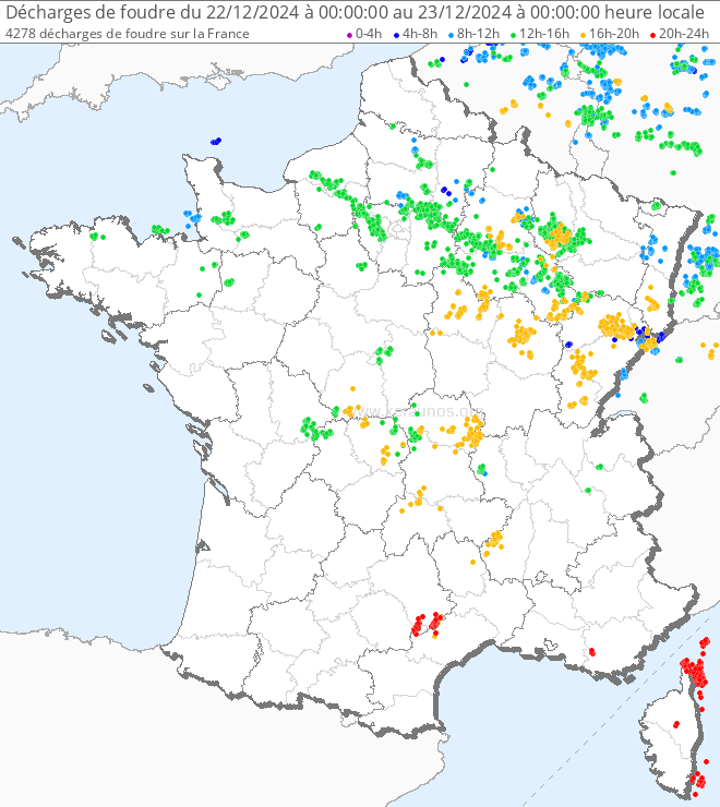 <p>La journée d'hier 22 décembre a été très perturbée sur la France avec de fréquents orages de masse d'air froid, surtout au passage d'un front froid secondaire. Près de 4000 éclairs ont été détectés. Les orages se sont accompagnés de chutes de grésil, neige roulée ou neige seule.</p>