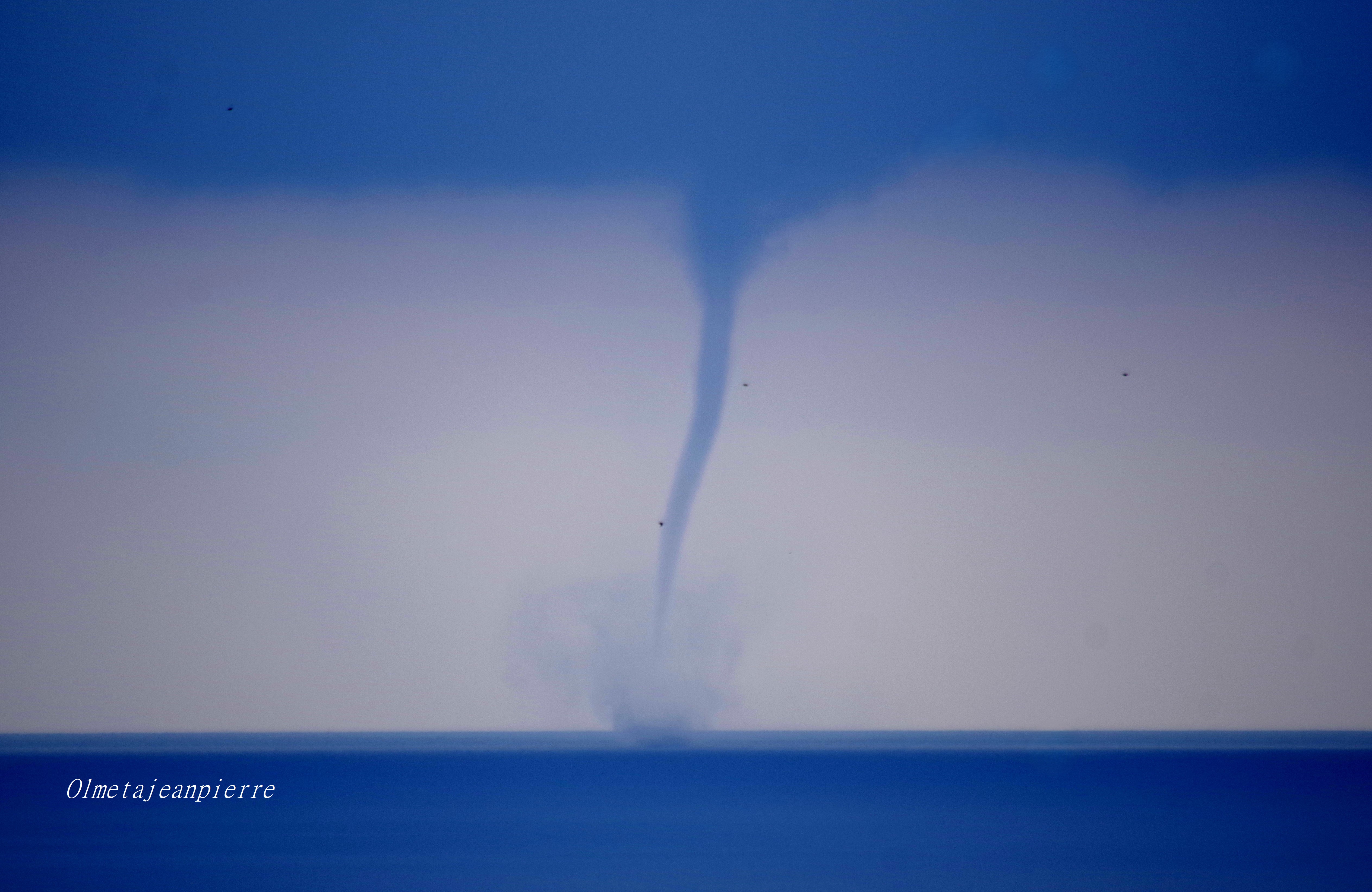 <p>Une trombe marine a été observée au sud de Bastia en #Corse ce mercredi matin. Photo de Jean-Pierre Olmeta.</p>