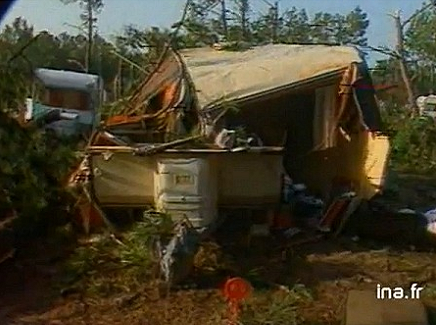 <p>Il y a 41 ans, le 18 juillet 1983, une forte tornade dévastait un camping en Gironde, à Vendays-Montalivet. Le bilan fut lourd, avec 1 mort et des dizaines de blessés, retrouvés au milieu d'arbres brisés et de caravanes déchiquetées. Récit des événements et analyse météorologique sont disponibles dans le dossier en lien.</p>