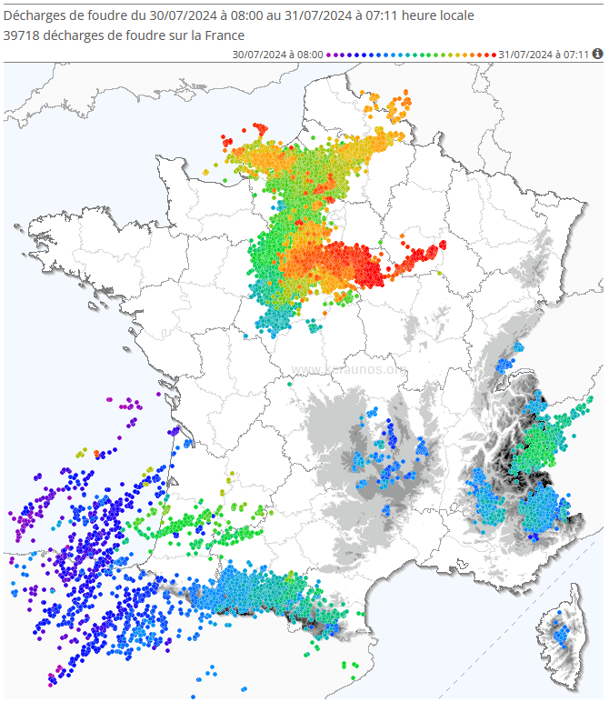 <p>Près de 40.000 éclairs ont été détectés au cours ce mardi 30 juillet et nuit suivante, dont l'essentiel en soirée et début de nuit, avec une densité de foudre remarquable entre Centre et Haute-Normandie. Le podium des départements les plus foudroyés se compose du Loir-et-Cher, de l'Eure-et-Loir et de la Seine-Maritime. Statistiques foudre complètes en lien.</p>