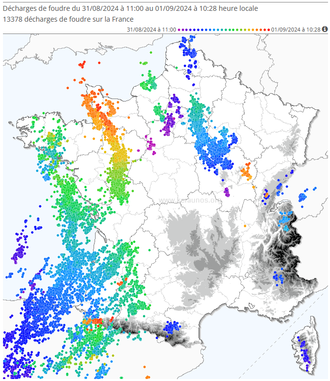 <p>Plus de 13.000 éclairs ont été détectés au cours des dernières 24h, pour clôturer l'été météorologique. Quelques orages forts observés ce 31 août, d'une part dans l'Yonne (en raison de la grêle notamment) et d'autre part aux abords des Landes (quelques rafales entre 90 et 100 km/h). </p>