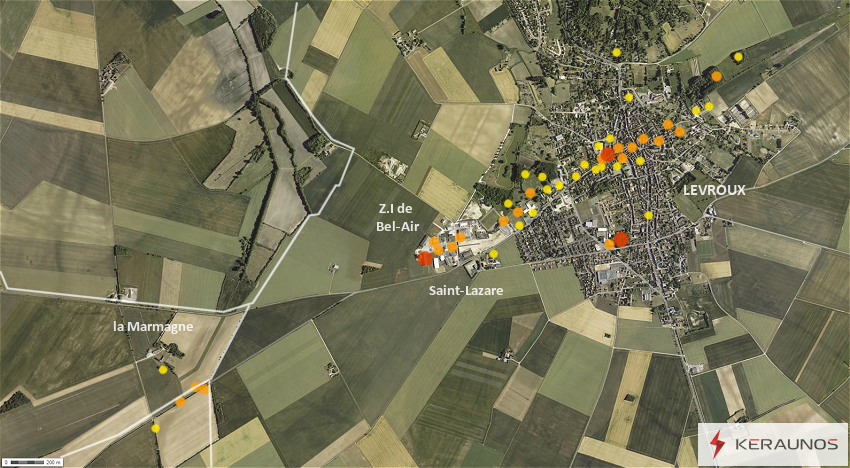 Principaux dégâts relevés suite à la microrafale de Levroux (Indre) du 21 mai 2014. Jaune : dommages limités. Orange : dommages modérés. Rouge : dommages sévères. (c) KERAUNOS. Fonds de carte IGN.