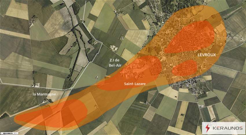 Microrafale de Levroux (Indre) du 21 mai 2014. Superficie générale couverte par le phénomène, et disposition des 4 burst swaths identifiés (couloirs d'intensification extrême des vents - orange foncé). (c) KERAUNOS. Fonds de carte IGN.