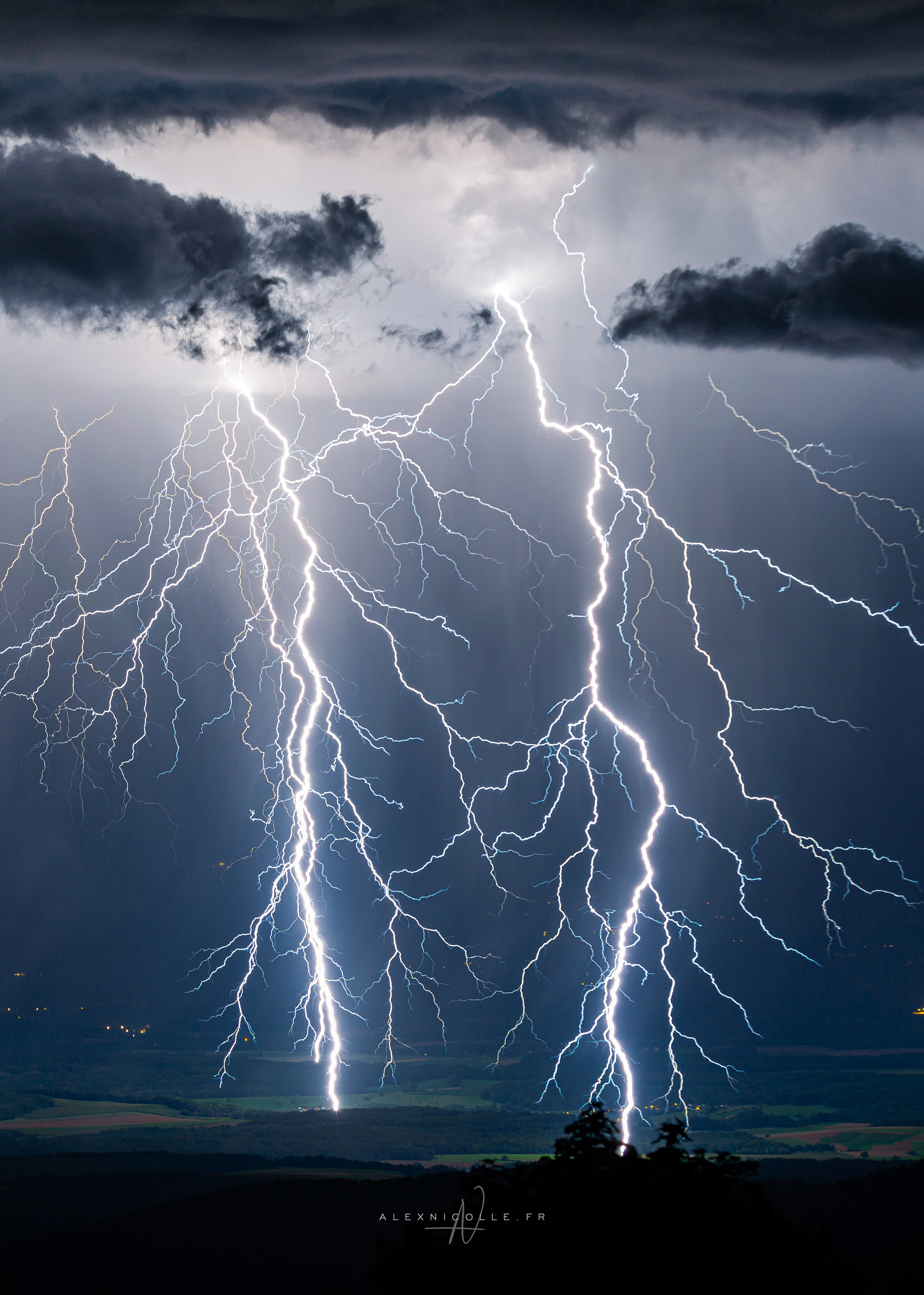 Orage isolé qui se développe en début de nuit, donnant de très beaux coups de foudre à l'entrée de la Vallée de Thann (68). À l'initiation de la cellule, les coups de foudres sont brefs et très ramifiés. J'en observerai une dizaine. Le secteur de foudroiement est très concentré, dans un rayon de 10km. Les intensités sont estimées entre -10 et -20kA, d'après les données du réseau foudre. - 13/08/2024 22:00 - Alexandre NICOLLE