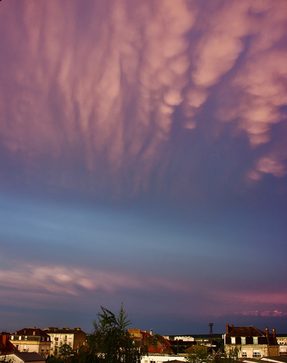 Mammatus éclairé par le couché de soleil, photographié à Reims (51) - 01/08/2024 21:00 - Guillaume Barille