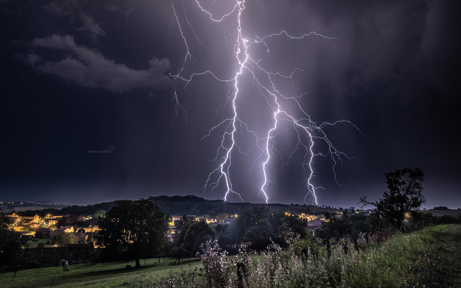 Incroyable nuit sur le centre Lorrain avec des orages très électriques ! cela a commencer avec cette cellule isolé lâchant de gros ramifiés entre Einvaux et Méhoncourt (54), puis au sein d'une convergence des vents stationnaire une ligne orageuse va ondulé sur la même zone jusqu'à 4-5h du matin, dégâts nombreux du au vent et aux inondations sur certain secteur ! 



Le secteur de Tonnoy et Méhoncourt (54) a notamment vu un orage déversé près de 70mm en fin d'après midi puis a nouveau 70/80mm cette nuit ! nombreuses interventions de pompiers quand je suis passé et un accident de la route du a la chute d'un arbre ... - 01/09/2024 23:30 - Kévin Leclercq