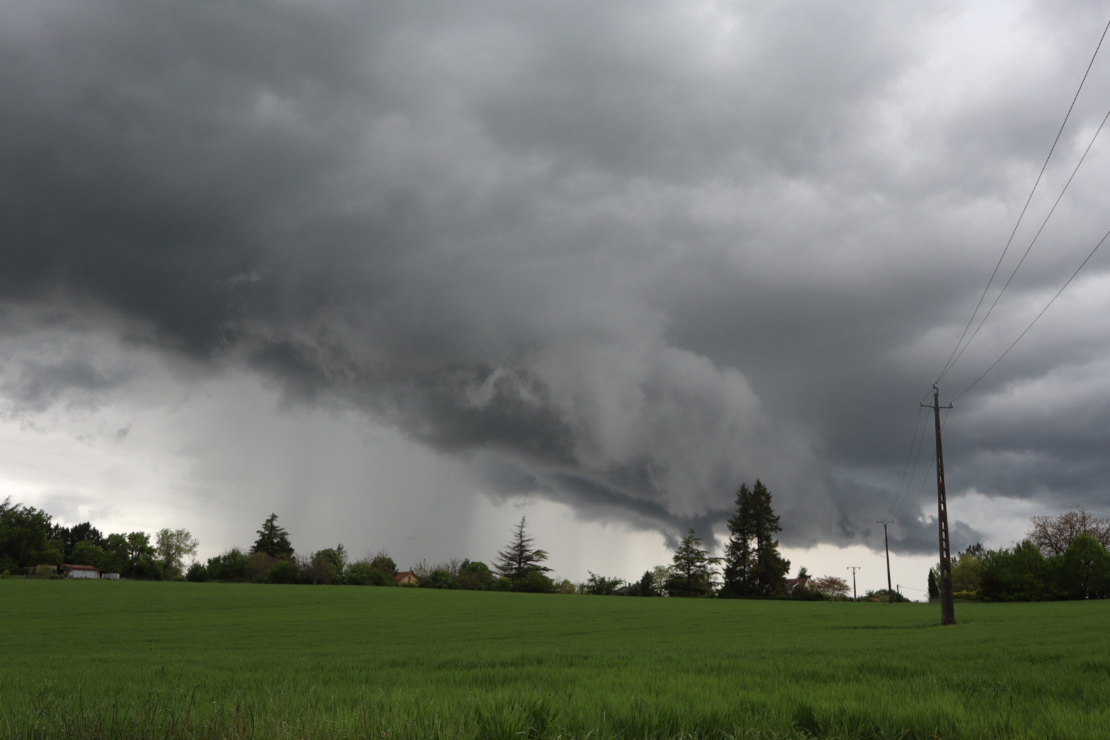 Activité orageuse avec rideau de pluie à l'arrière
La Tour-Blanche-Cercles (24) - 05/05/2024 16:44 - Damien Maury