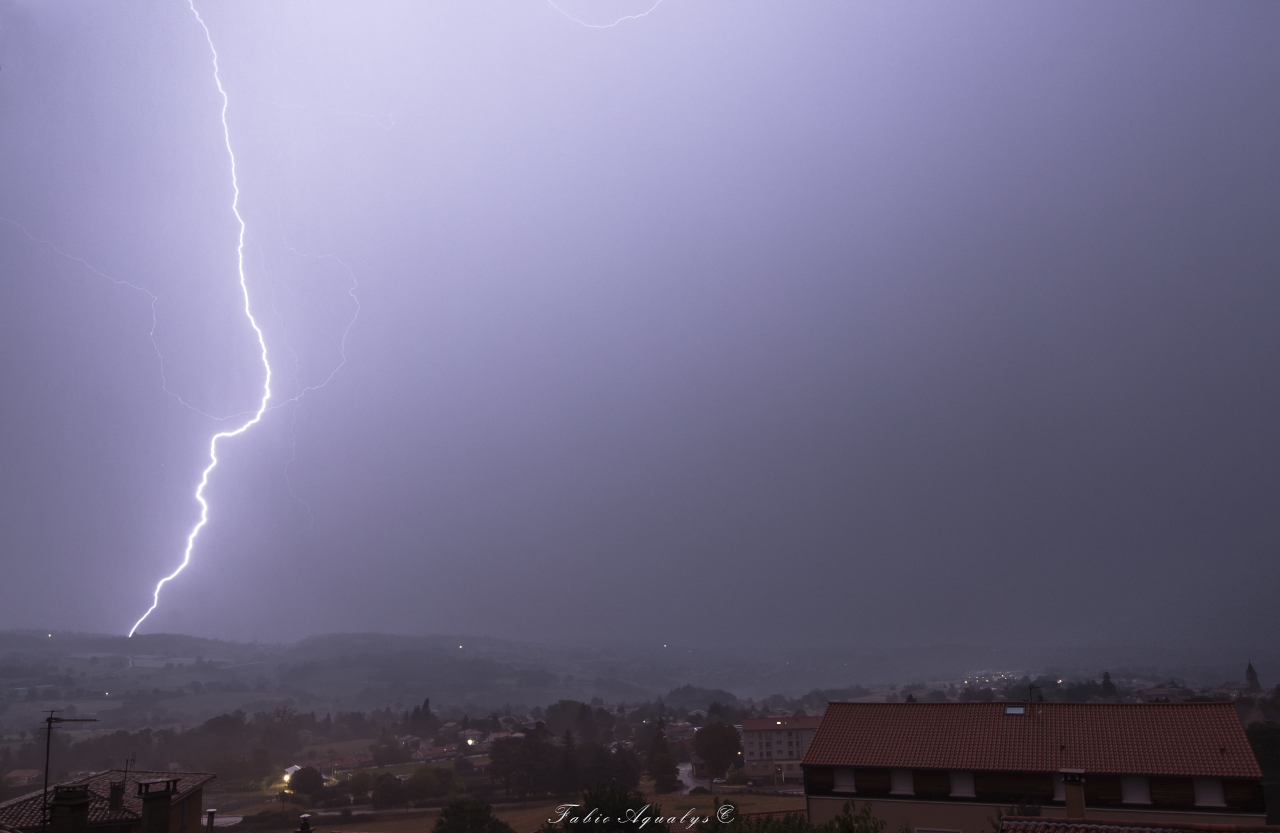 Orage bref en début de nuit, avec des impacts positifs. Depuis Pélussin (42). - 05/09/2024 01:00 - Fabio Aqualys