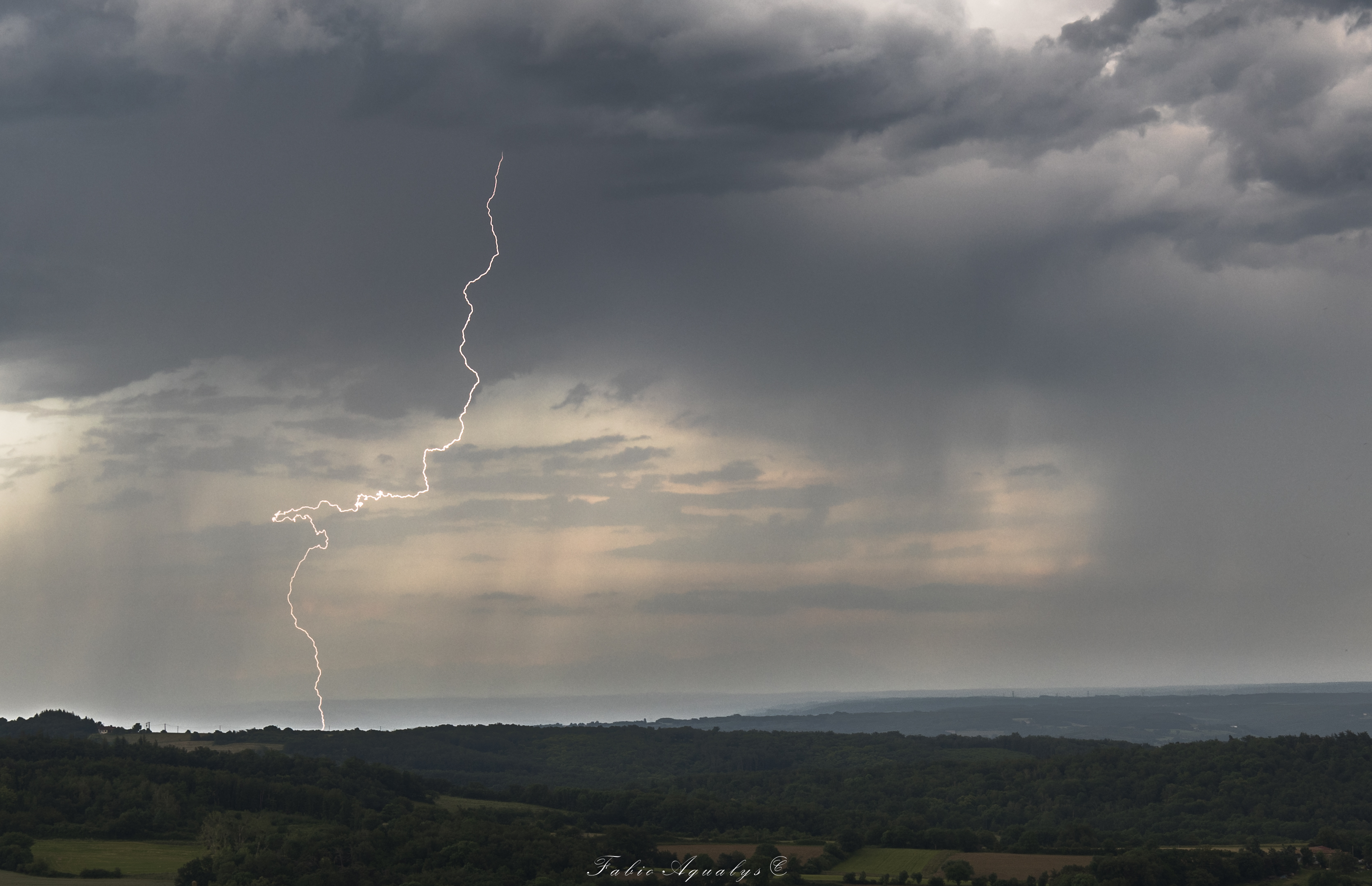 Foudre en vallée du Rhône du coté de Vienne. - 06/06/2024 19:00 - Fabio Aqualys