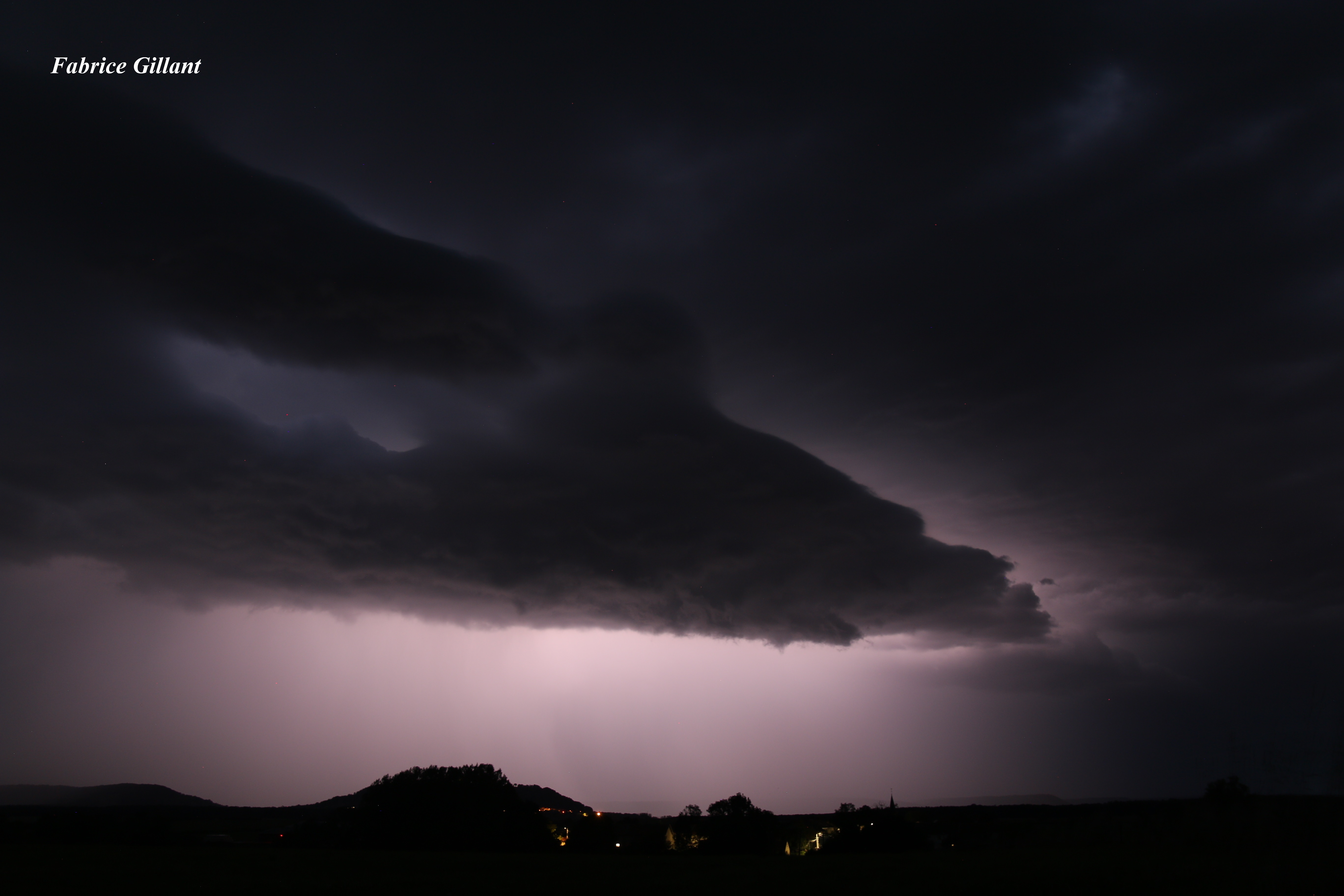 Bon eh bien voilà, j'ai eu mon petit orage du soir de ce samedi 07 septembre 2024 en Meuse qui m'a frôlée au poste choisi à quelques kilomètres du Lac de Madine est comme le plus souvent pas de foudre que des lueurs puis la pluie a encore gagné une fois de plus et m'a fait remballer et rentrée chez moi.
https://www.facebook.com/media/set/?vanity=fabricegillant&set=a.823122143327525 - 07/09/2024 20:30 - Fabrice Gillant