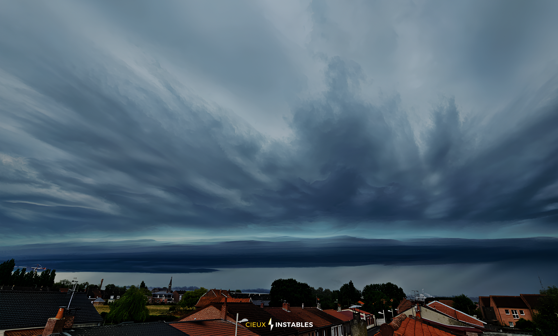 Orage fort dans le nord orage très esthétique mais peu électrique a Estaires (59) - 08/07/2024 15:30 - instables cieux