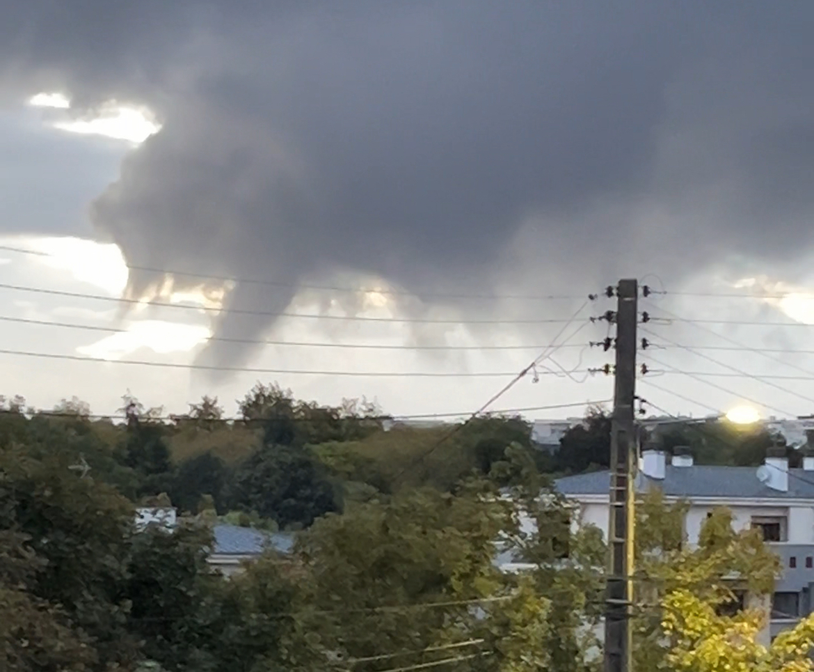 Tuba / mini tornade à Rot où un très fort coup de vent avec debrit on été révélé . J’ai pris la photo depuis Caen . J’ai également une vidéo si vous voulez - 08/10/2024 19:30 - Antoine Monvoisin