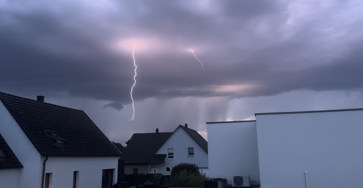 Une magnifique cellule orageuse active isolée durant la soirée en Alsace du Nord. Beau spectacle ! - 09/07/2024 21:57 - Baptiste Nimmler