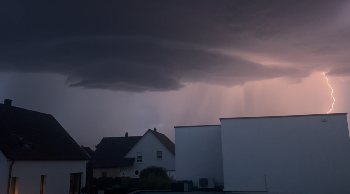 Une belle cellule orageuse active dans le Nord de l’Alsace durant la soirée - 09/07/2024 21:58 - Baptiste Nimmler