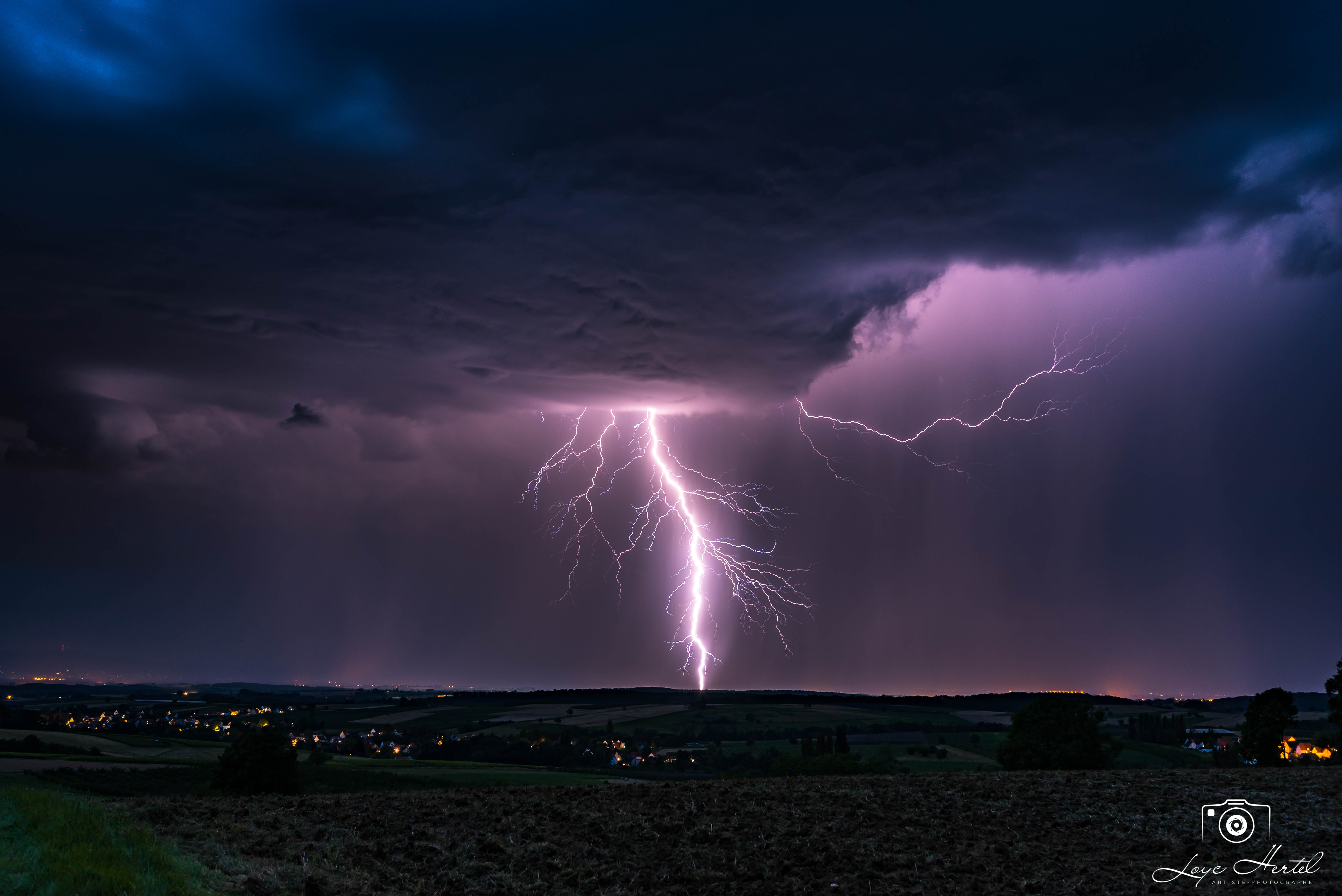 Brève offensive orageuse en Alsace du Nord hier soir. Photo prise depuis les hauteurs de Wissembourg à 21h40. - 09/07/2024 21:40 - Loyc HERTEL