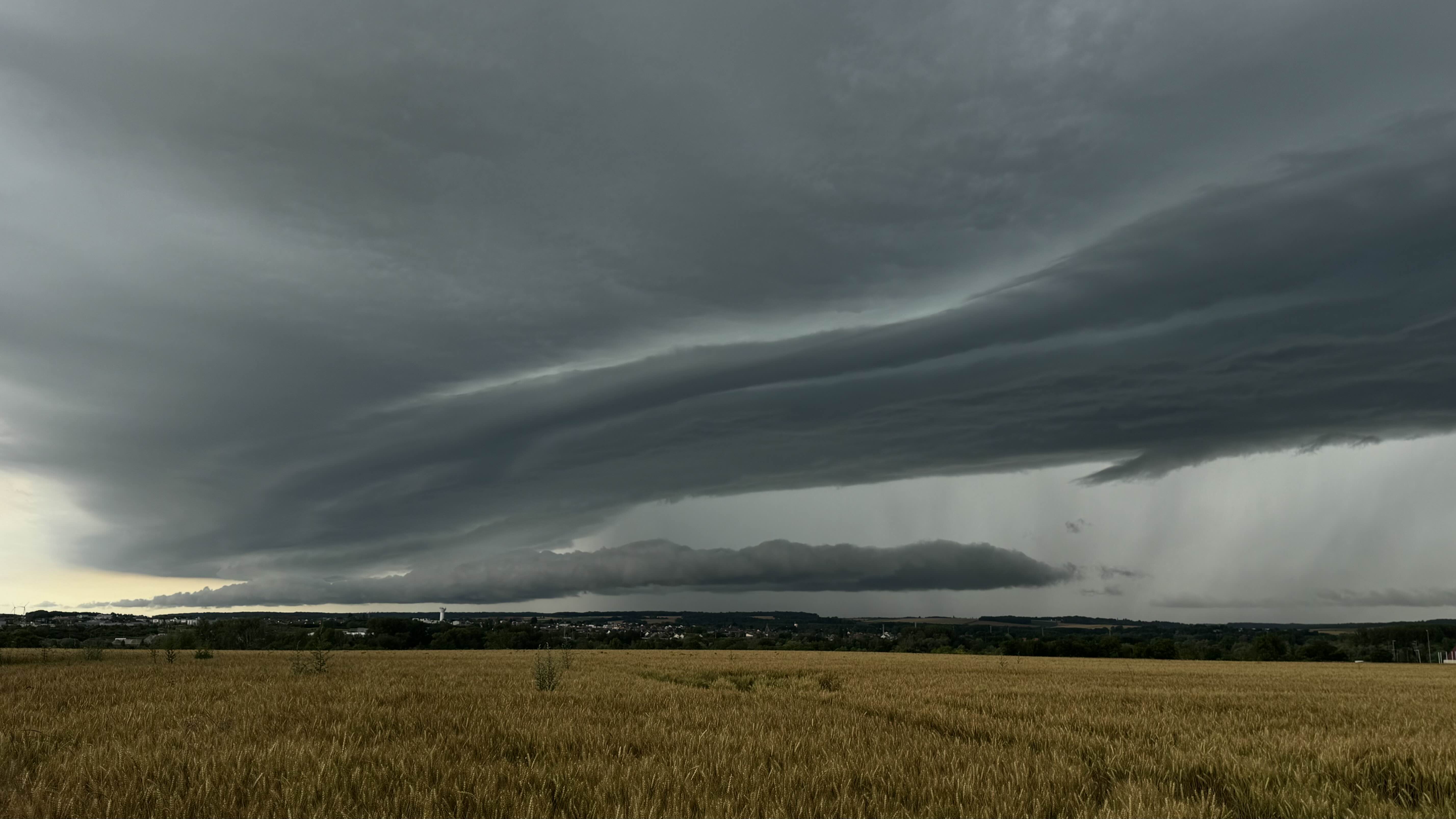 En cette journée du 9 juillet 2024, le potentiel orageux était important sur le nord du pays, qui avait été assez épargné par les orages jusqu'à maintenant. Après un défilé de plusieurs cellules orageuses le midi et en début d'après-midi sur la Somme, une structure convective plus imposante sur le radar faisait route vers Amiens. Elle aura adopté plus tard les caractéristiques d'un écho en arc, alors que la structure massive de la cellule se dessinait à l'horizon... - 09/07/2024 15:00 - Louka BURJES