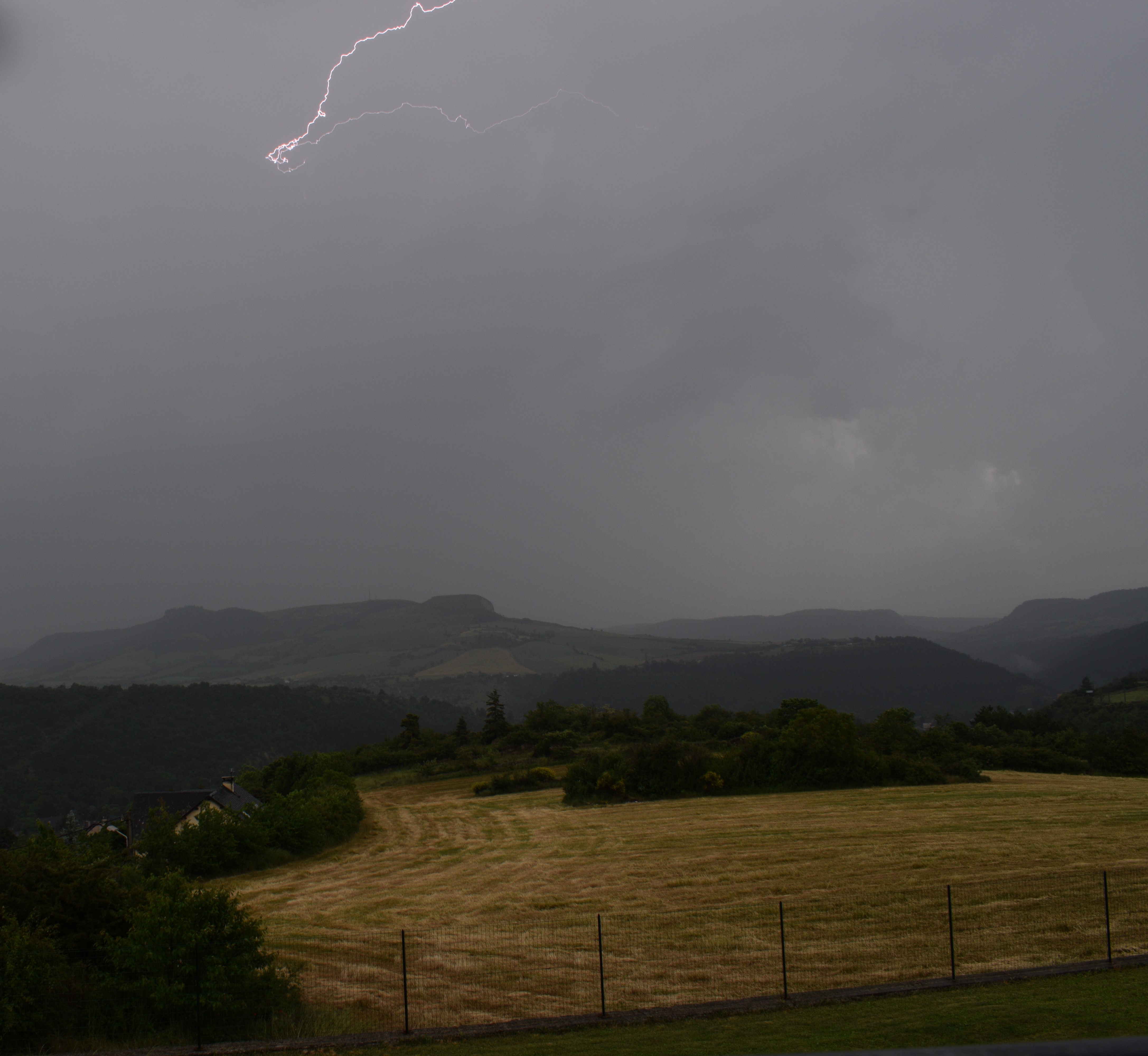 Orage stationnaire violent en Lozère . - 09/06/2024 15:58 - Maxence Richard