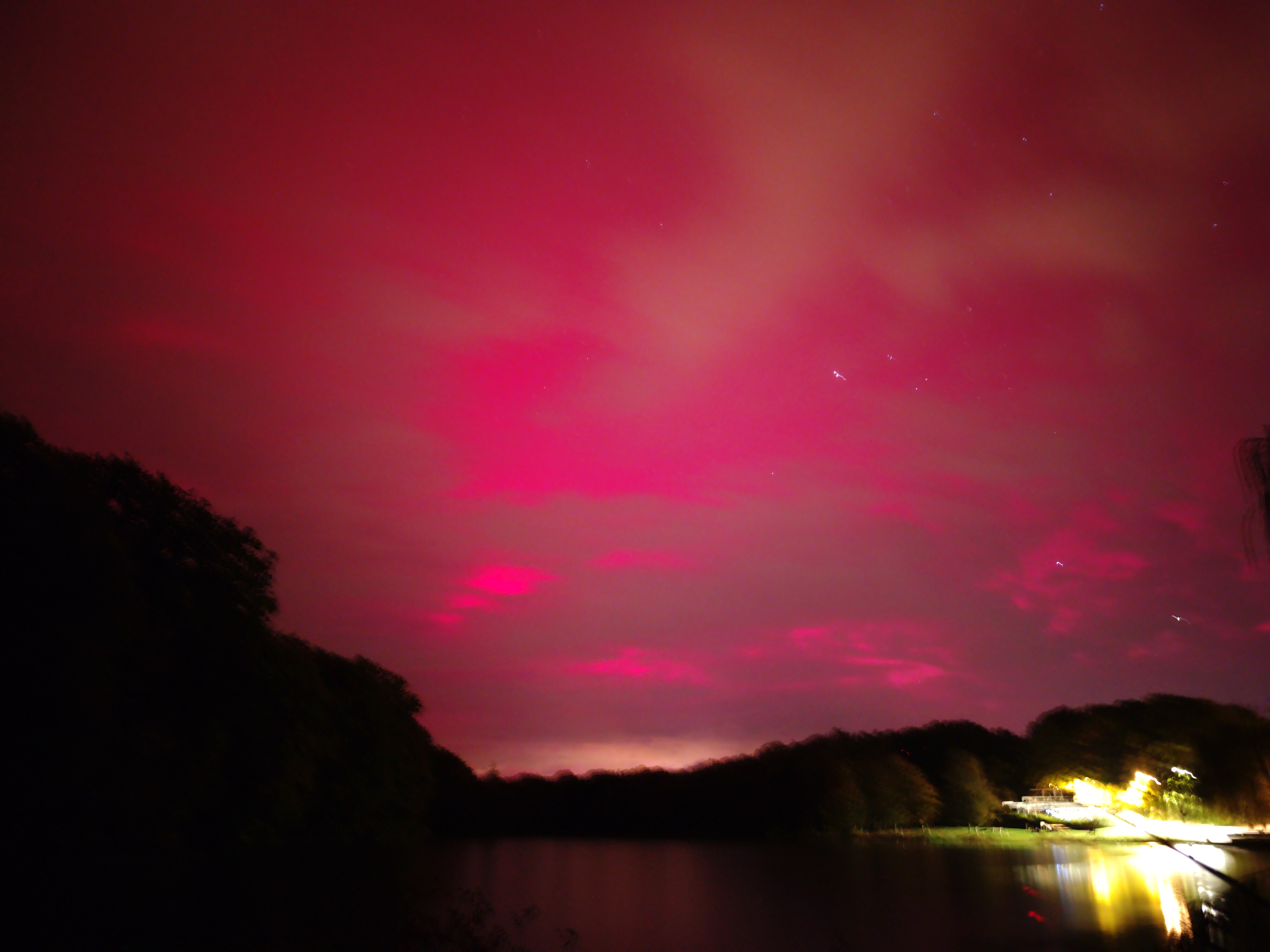 Aurores boréales depuis le lac des 7 chevaux à luxeuil-les-bains en Haute-Saône cette nuit - 10/10/2024 22:00 - Kévin Jeangirard