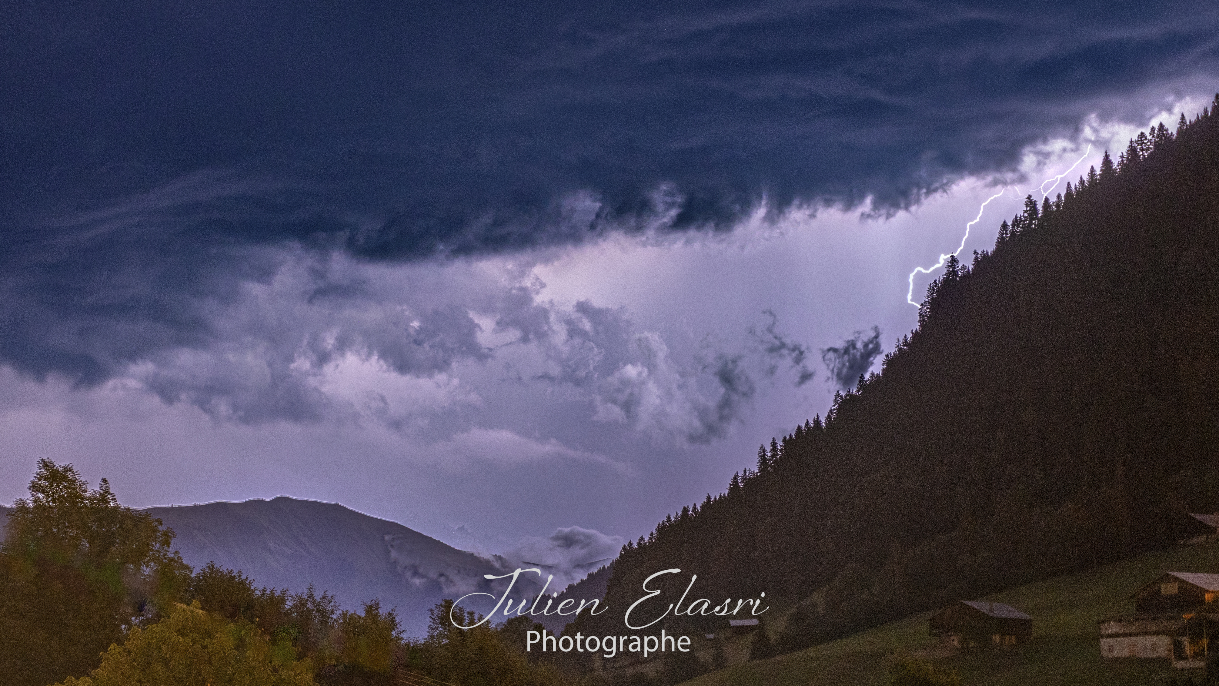 Orage provenant du sud d'Areches (73).
Activité électrique intense aux alentours de 23 /23h30 le 11 août 2024 - 11/08/2024 23:00 - Julien ELASRI