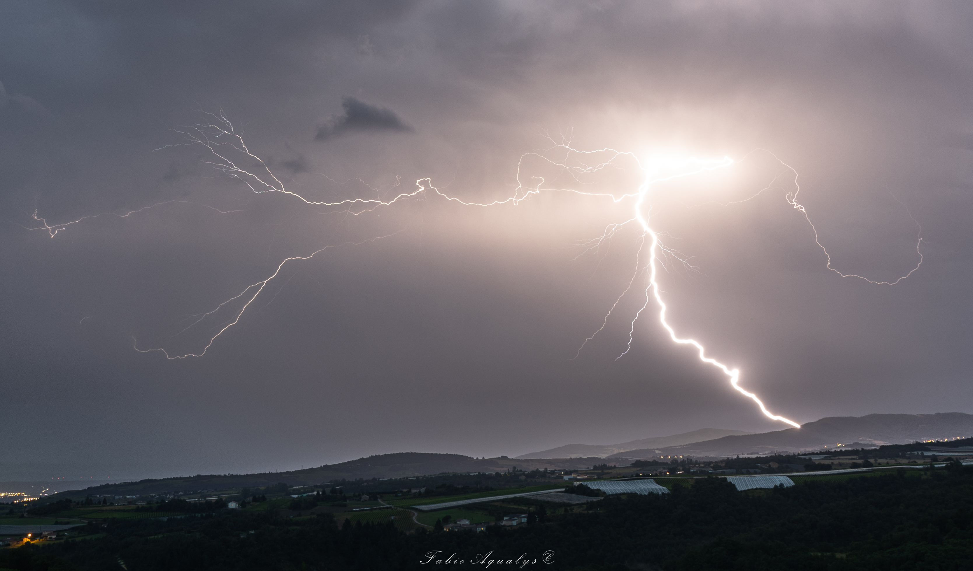 Orages en soirée du 11 juillet 2024, impact de foudre positif sur l'Ardèche depuis la Loire (Chavanay). - 11/07/2024 21:30 - Fabio Aqualys