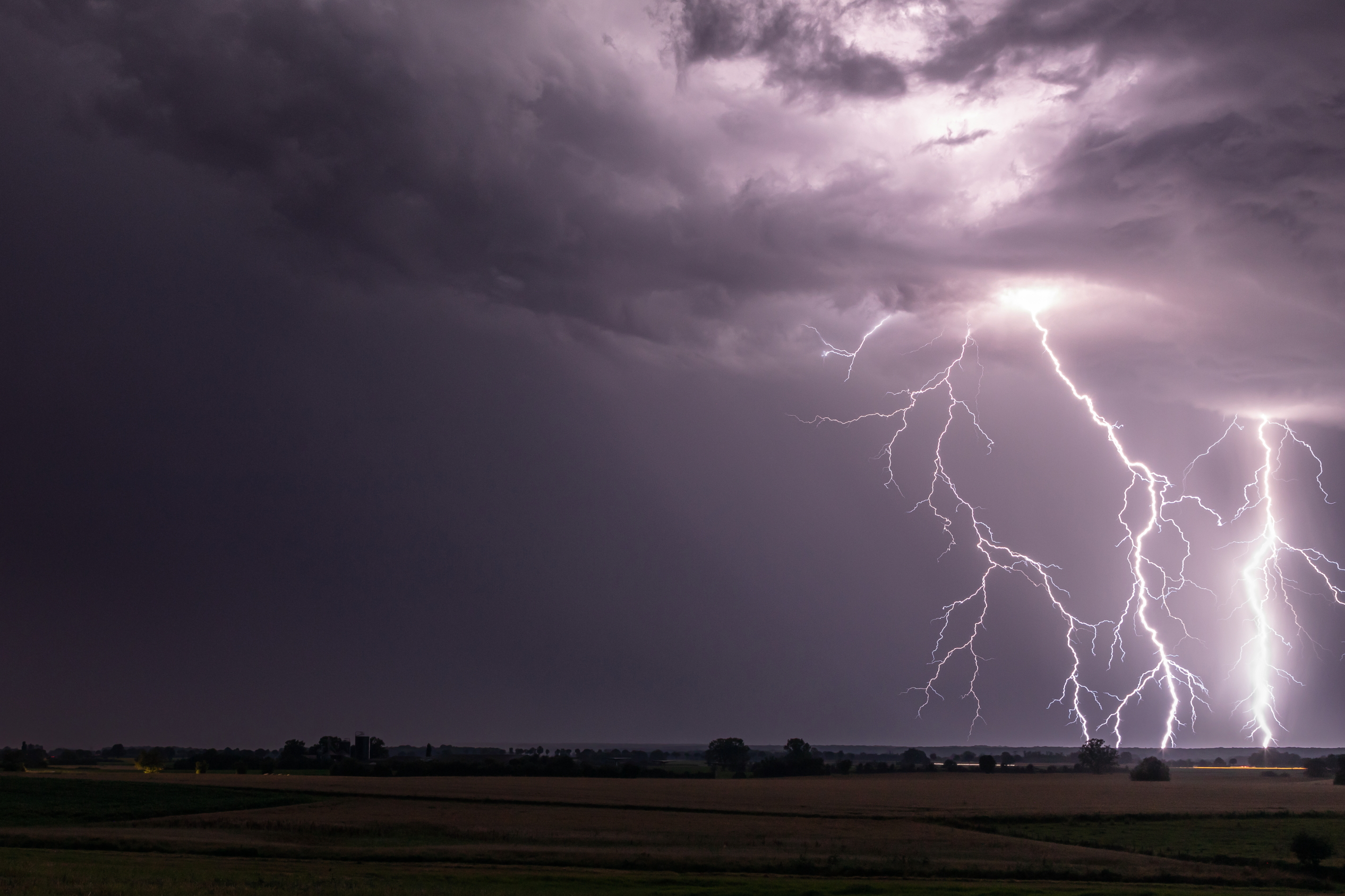 Belle activité électrique ce 11 juillet en soirée sur l'Ain ! Photo prise vers 22h30 depuis Certines - 11/07/2024 00:00 - etienne VANARET