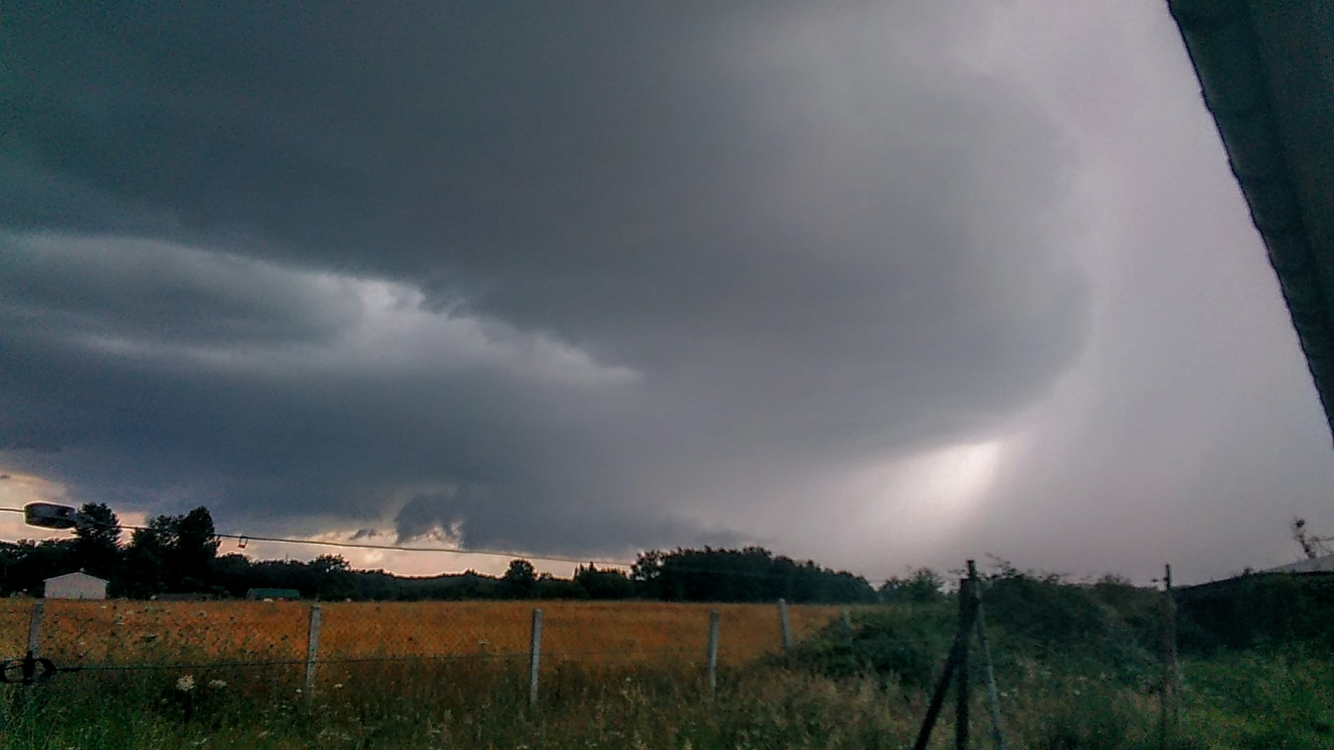 Structure supercellulaire greligéne en Gironde (rideau de grêle à droite) se dirigeant vers chez moi. En effet certains modèles se penchaient sur un risque d'orage de nature supercellulaire s'étendent de la nouvelle aquitaine de l'Occitanie jusqu'au massif central. Clairement je ne m'attendais pas à ça ! C'est ma première vraie supercellule de l'année ! - 11/07/2024 17:55 - Raphaël SOUFIANE