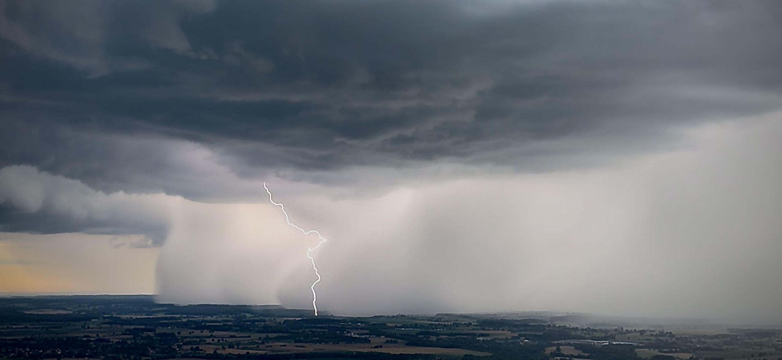 Orage du 11/07 en fin de journée , vue depuis le Mont July dans l Ain - 11/07/2024 19:00 - René-Jean BAYONAS