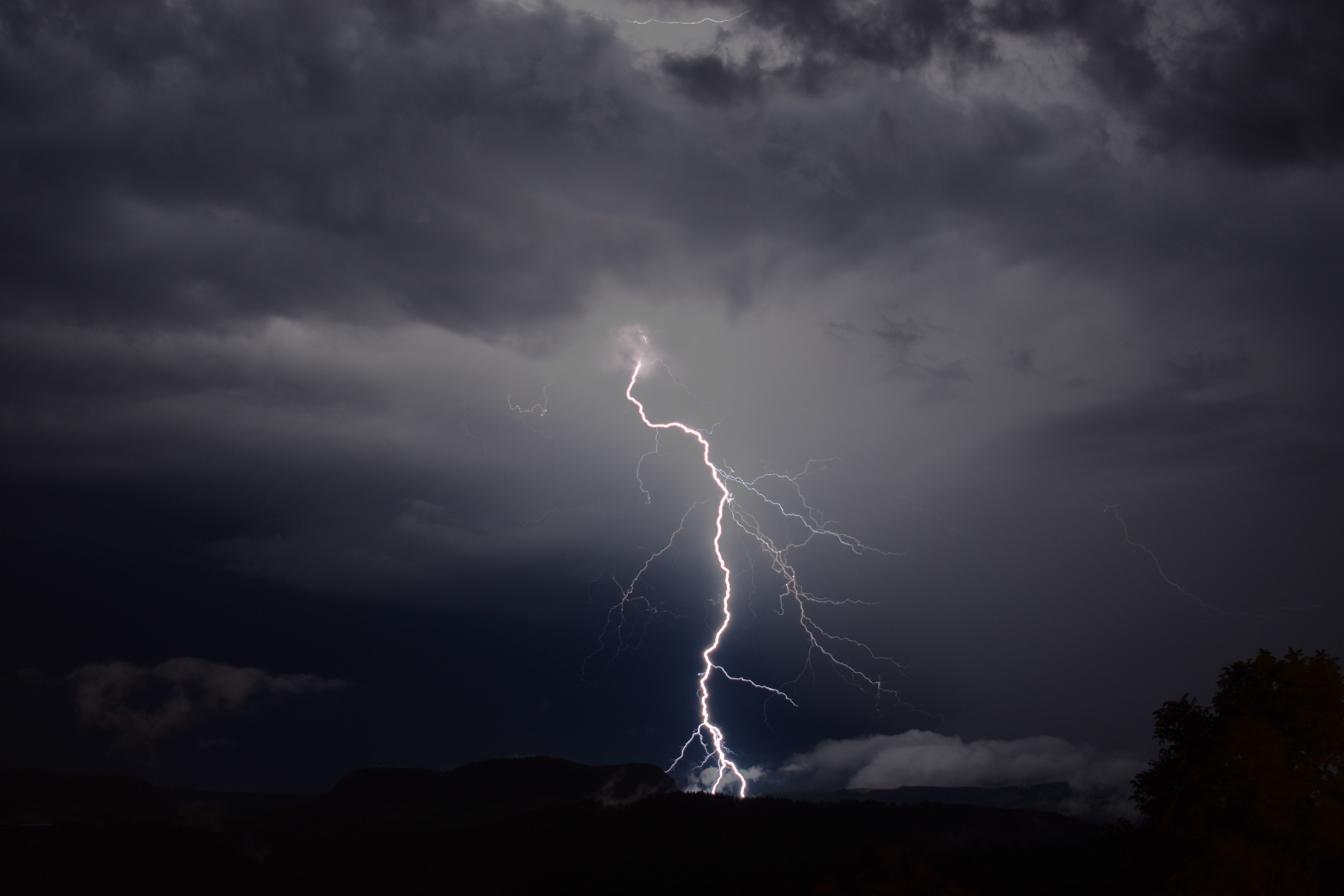 Après une succession de supercellules en soirée sur la Lozère, voici à  nouveau une salve orageuse très électrique qui donna de magnifiques impacts ramifiés. - 11/07/2024 23:15 - Maxence Richard