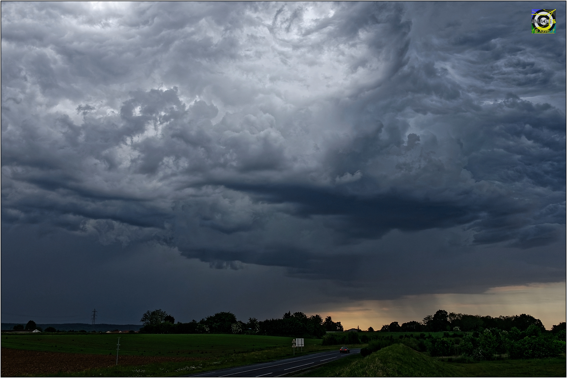 Violent orage département 64 , ce vortex est situé sur le département voisin au NO de Tarbes, 20 h 08.
Orage grêlligène, Ø 6 / 8mm au S/O de Tarbes vers 19 h - 11/05/2024 20:08 - Raymond Fourcade