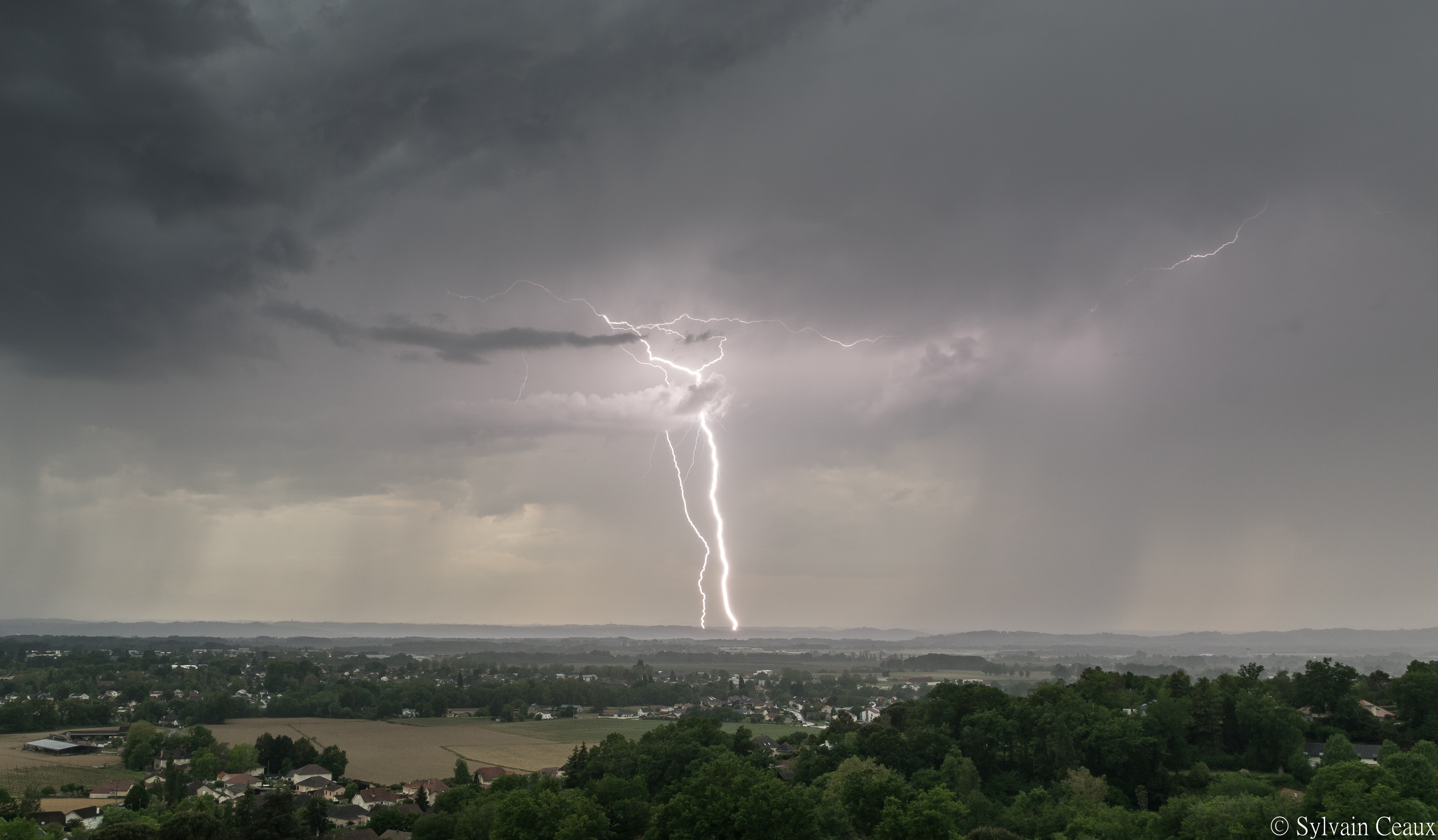 Double impact de foudre pris sur les Hauteurs de Pau dans les Pyrénées Atlantiques - 11/05/2024 19:00 - Sylvain Ceaux