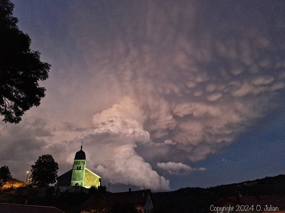 Orage du 12 août au soir sur Divonne-les-Bains (01) vu depuis Septmoncel (39). - 12/08/2024 21:31 - Olivier JULIAN