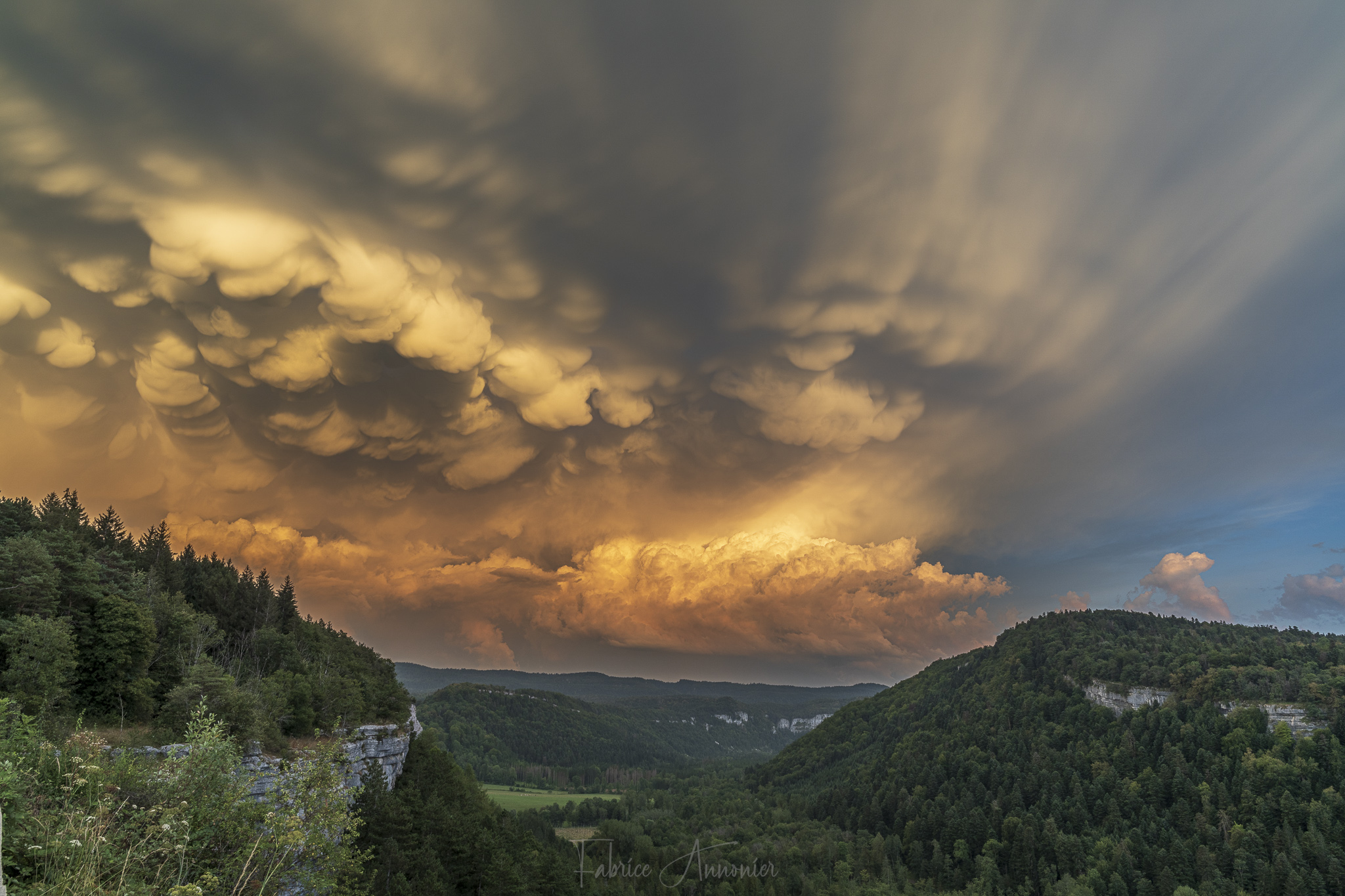 Depuis les huteurs de Clairvaux les Lacs en direction du S/SE orage en provenance d'Oyonnax se dirigeant sur Saint Claude - 12/08/2024 20:45 - fabrice ANNONIER