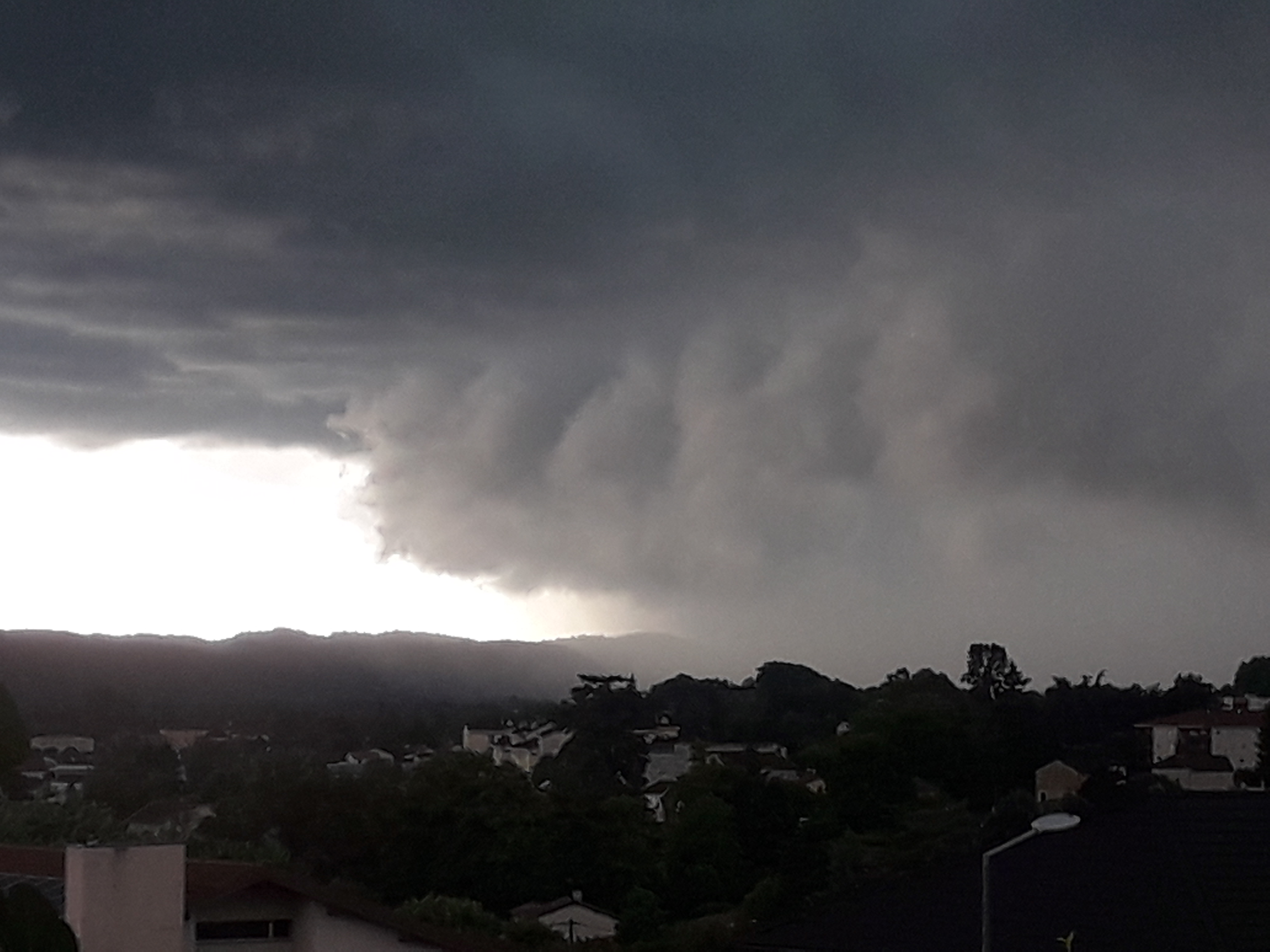 Arrivée de l'orage sur le Nord Isère - 12/07/2024 16:14 - David Decevre