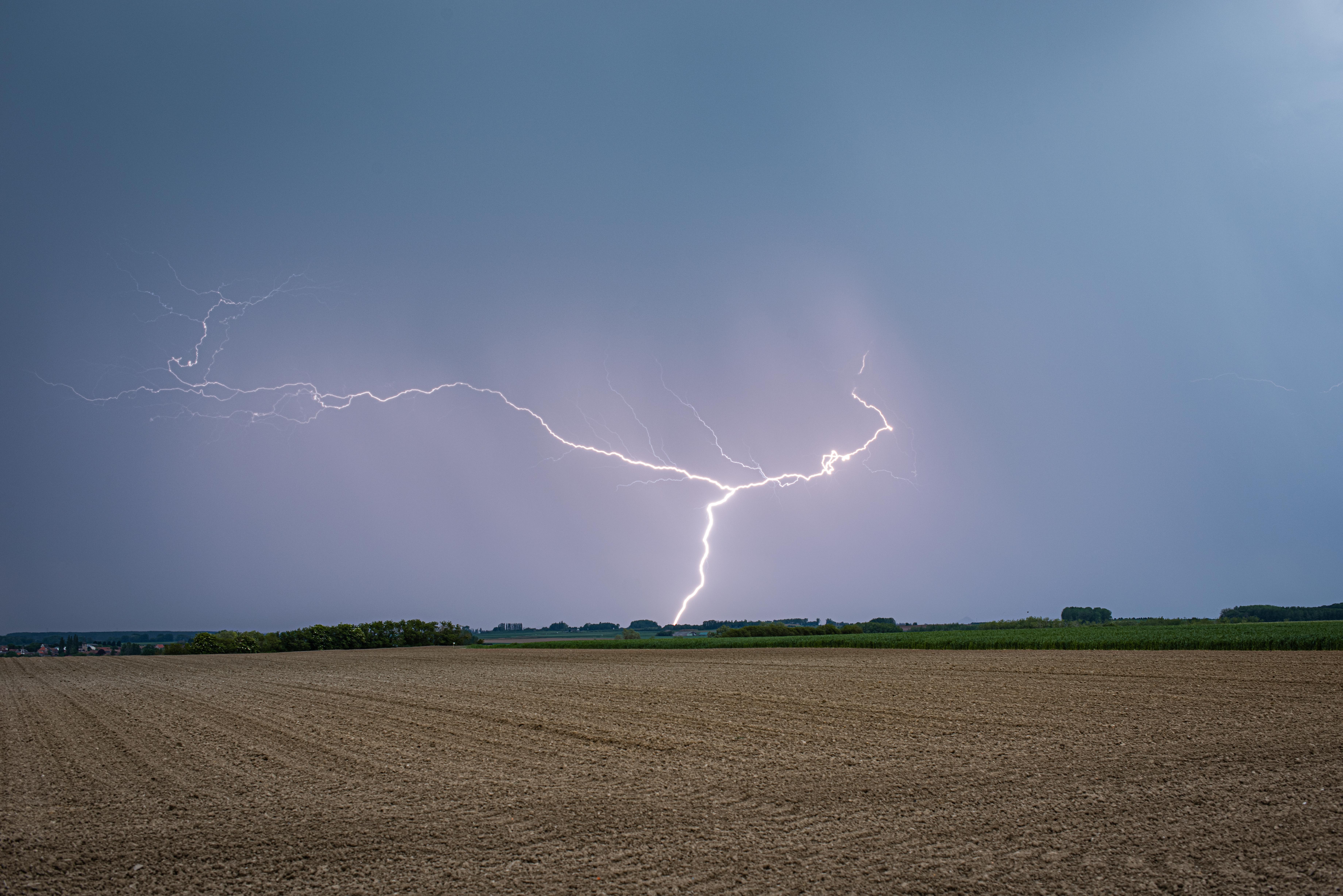 Coup de foudre bien puissant près de Douai dans le Nord en début de soirée. - 12/05/2024 20:00 - Jules Creteur