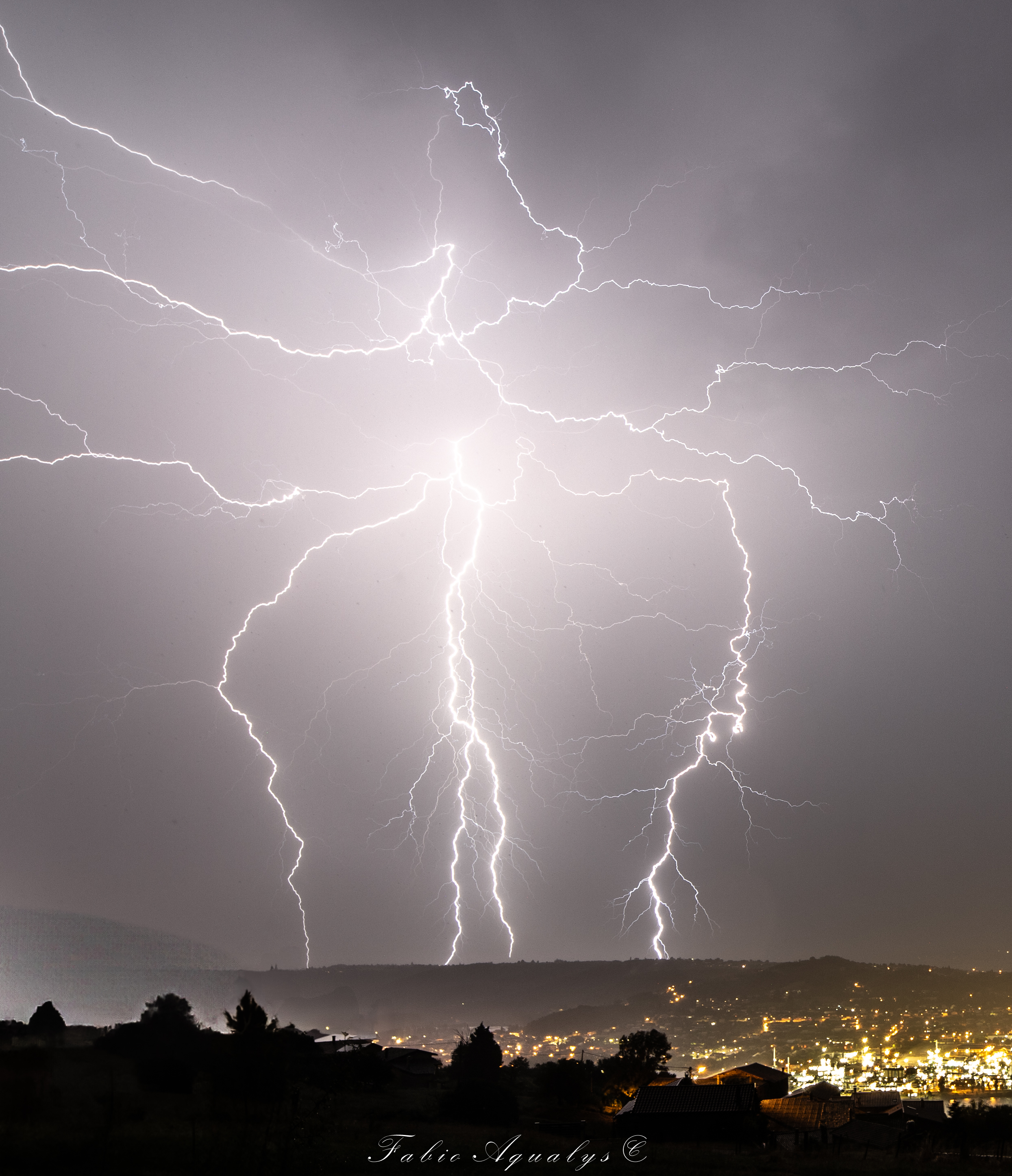 Quadruple impacts de foudre en soirée du 14 aout 2024, au sud de Lyon depuis Condrieu. - 14/08/2024 22:00 - Fabio Aqualys