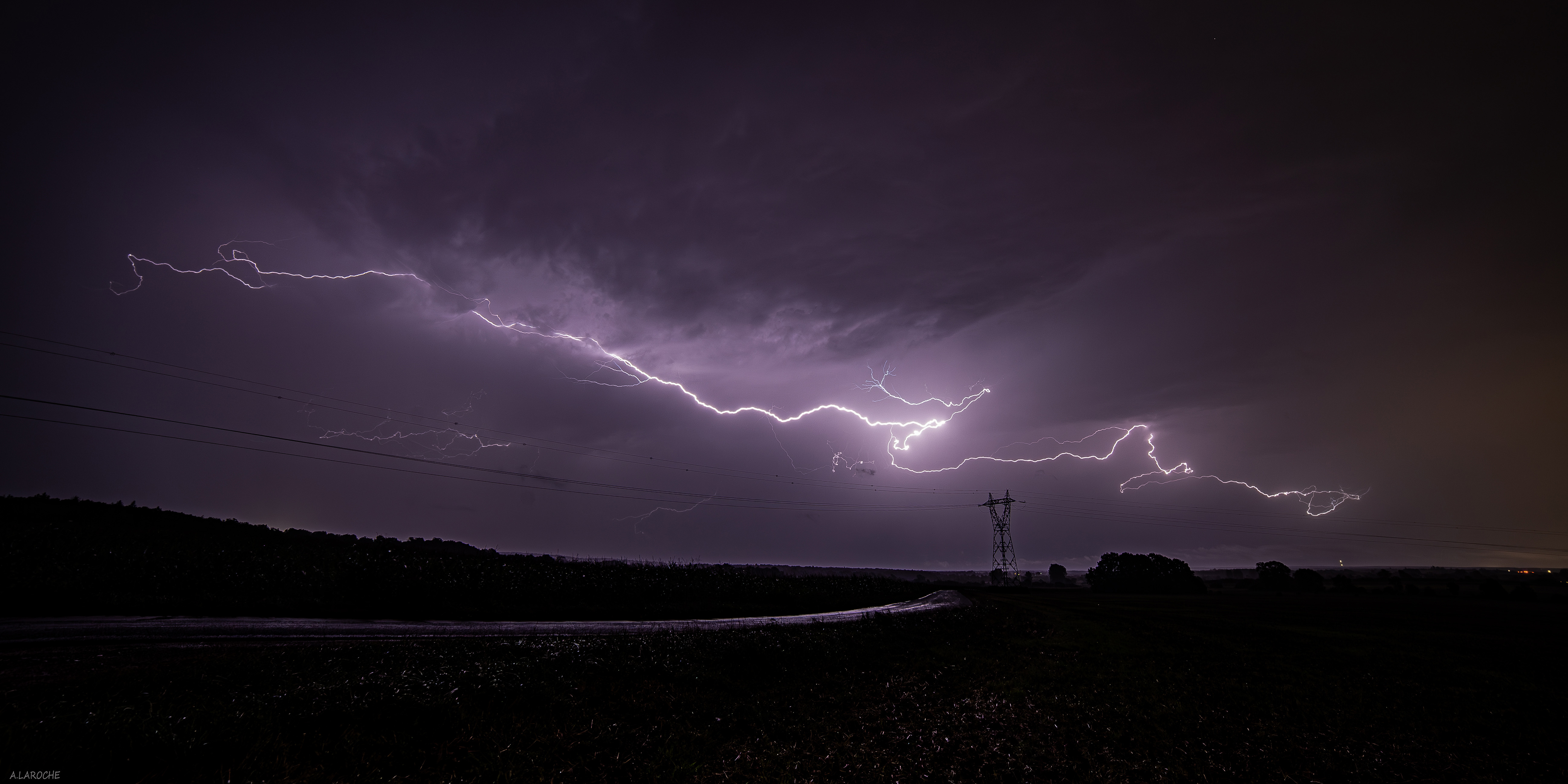 Orage dans la nuit du 13 Août.
Principalement des éclairs intranuageux.
Photo prise sur le territoire de Bouvron (54200) en Meurthe et Moselle après le passage d'une lame d'eau impressionnante avec de très grosses rafales de vent. - 14/08/2024 03:00 - ARNAUD LAROCHE