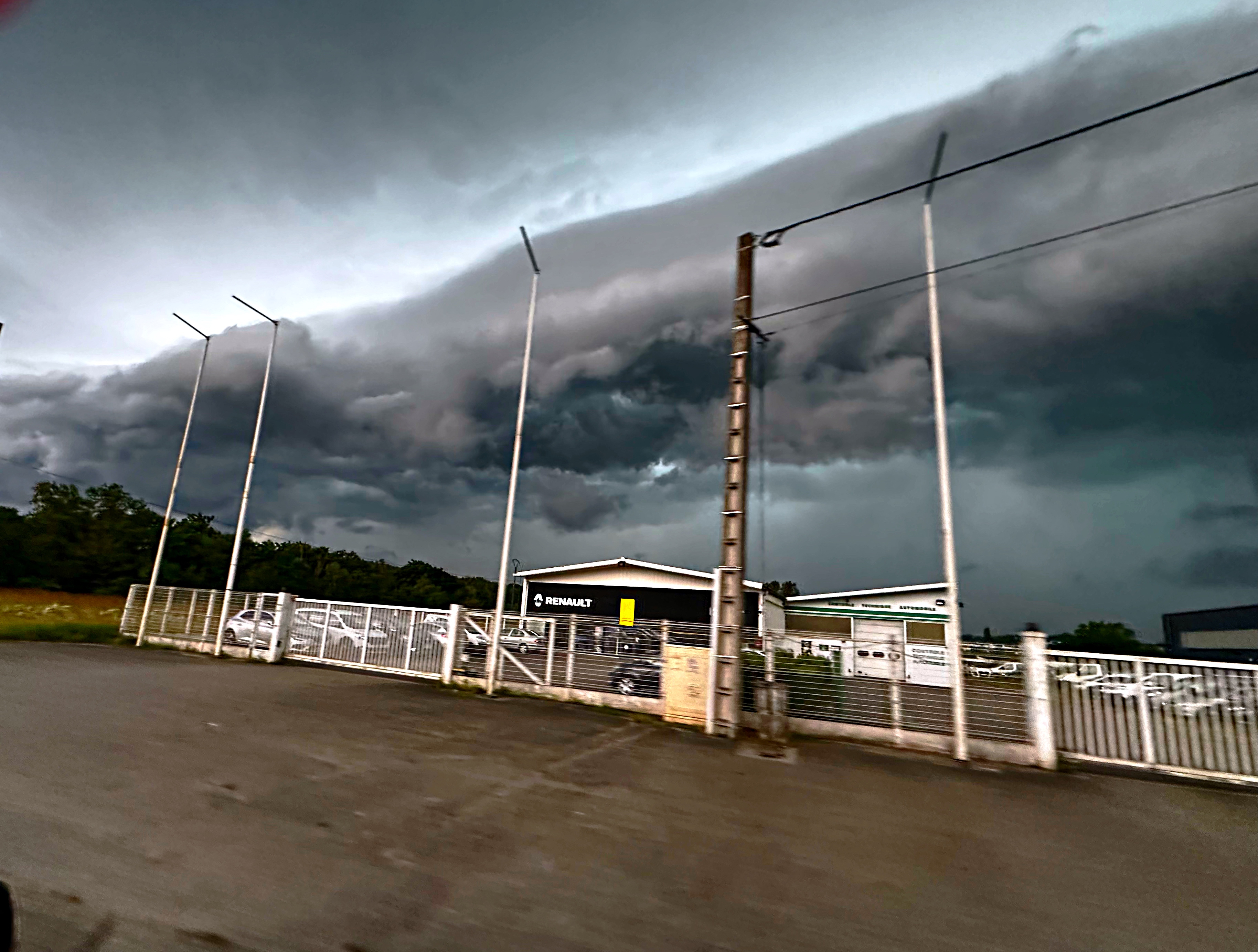 Arrivé de l’orage sur Kembs/sierentz à la frontière suisse - 15/07/2024 20:01 - Michael Lucas