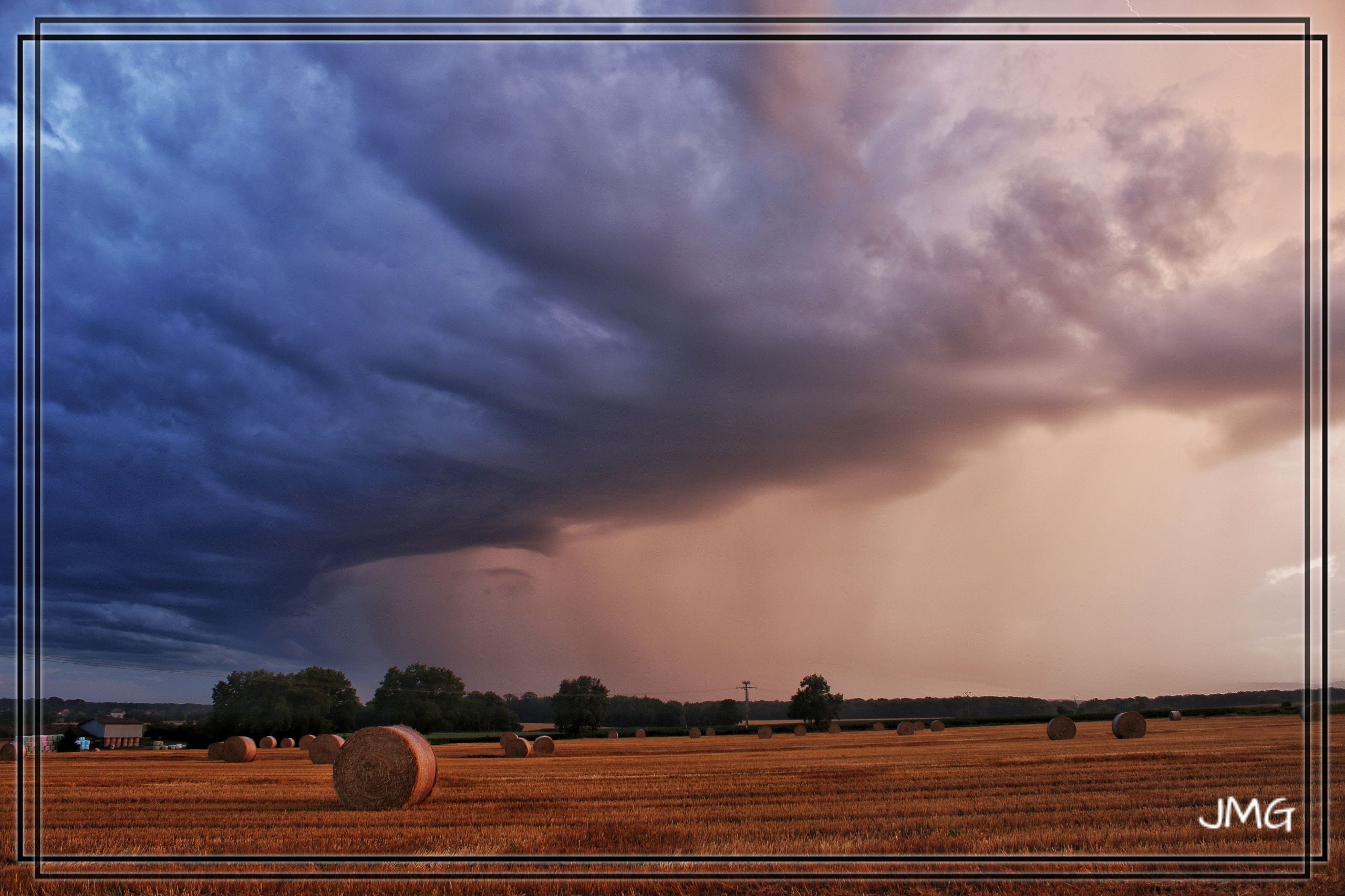 Orage qui venait du sud-ouest de la Saône-et-Loire. Cet arcus s'est formé avant d'arriver à  Chalon-sur-Saône ( photo réalisée de La Charmée près de Chalon-sur-Saône  ) - 15/07/2024 09:15 - Jean Marc Guinot